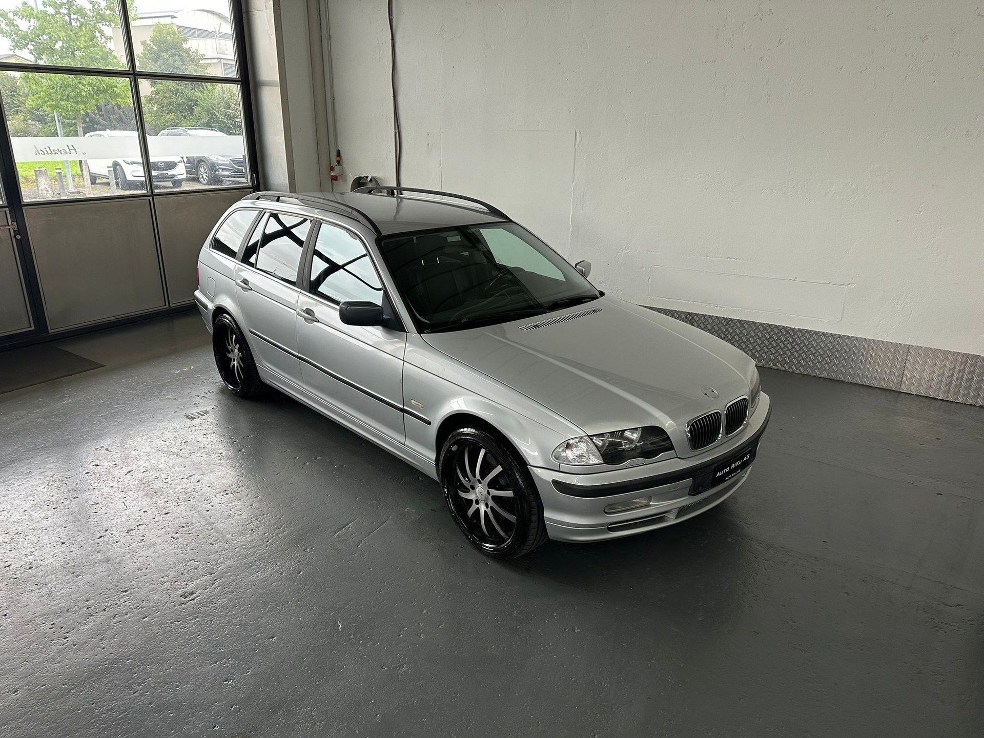 BMW 330xi Touring-image-0