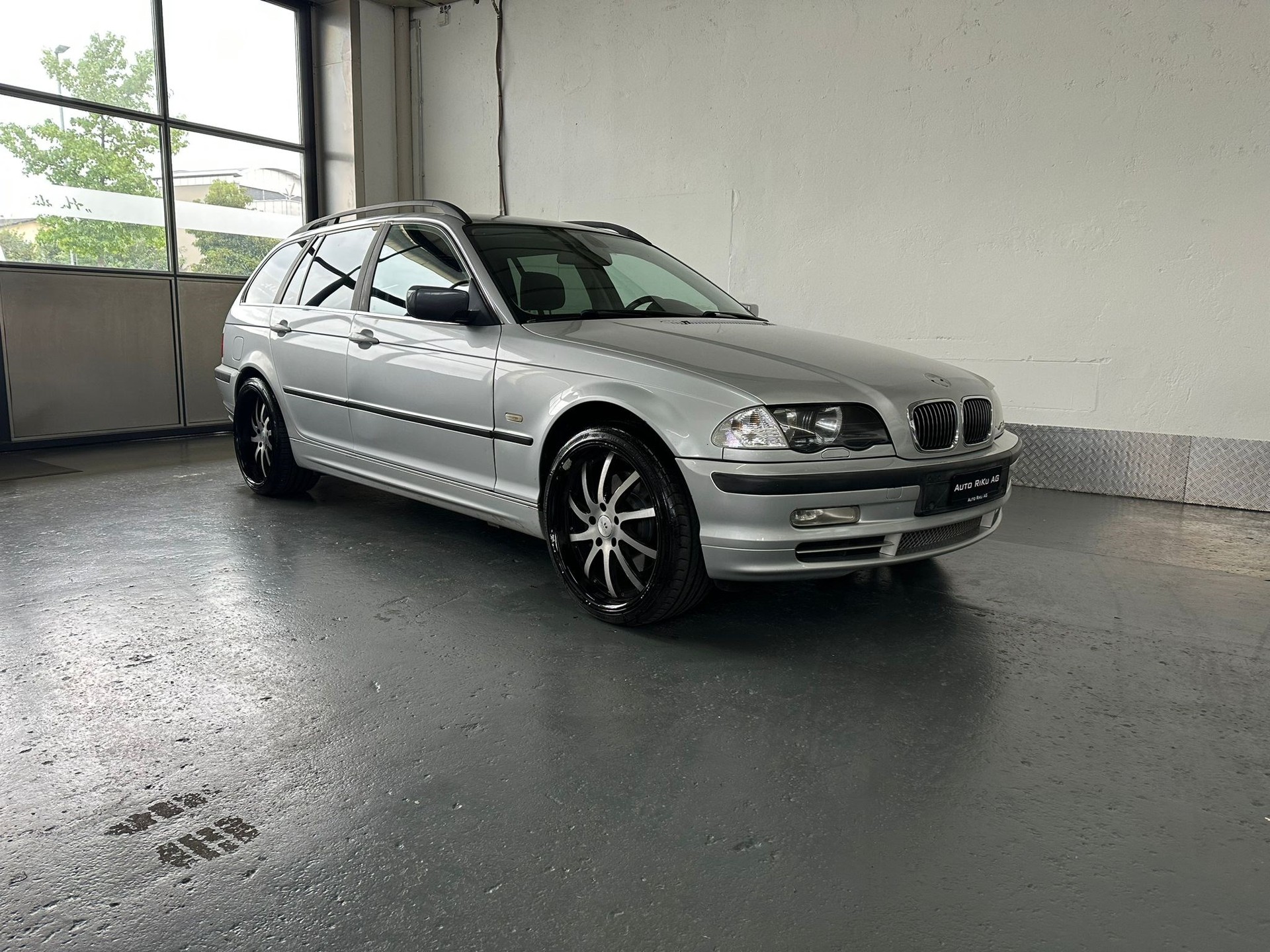 BMW 330xi Touring-image-1