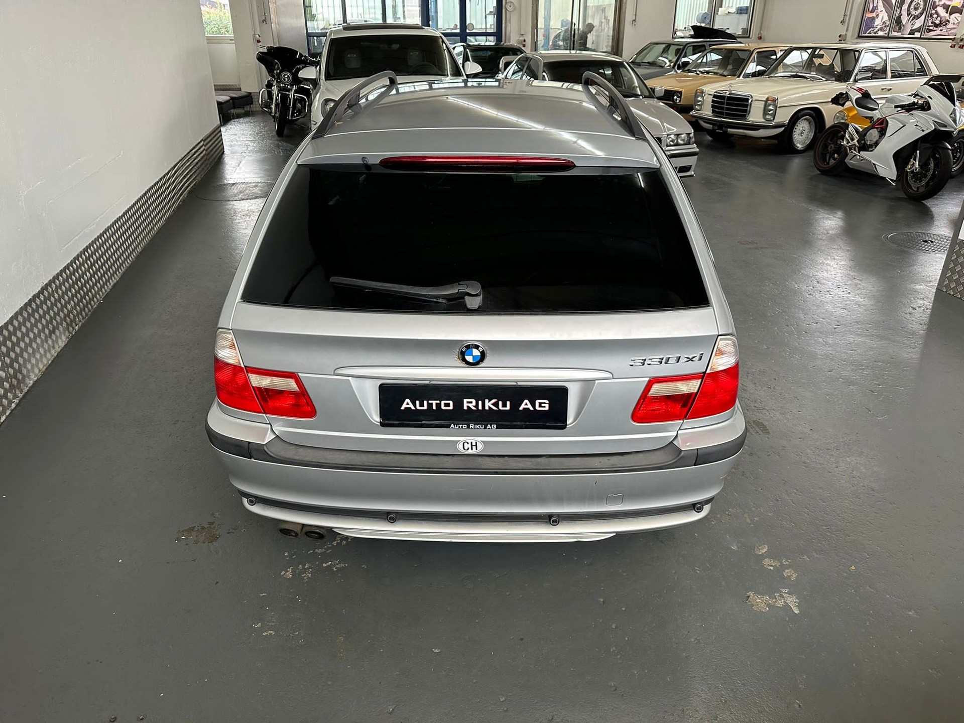BMW 330xi Touring-image-8