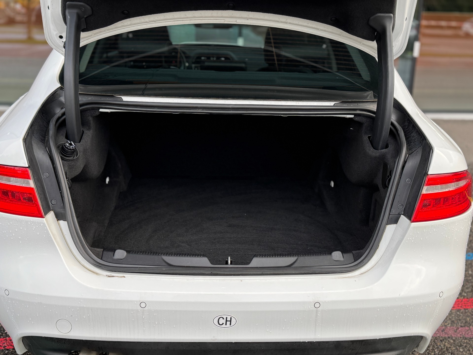 JAGUAR XE 20d Pure Automat-image-13