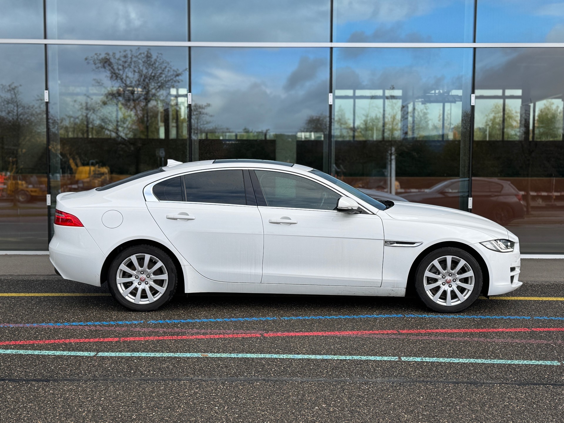 JAGUAR XE 20d Pure Automat-showroom-element-2