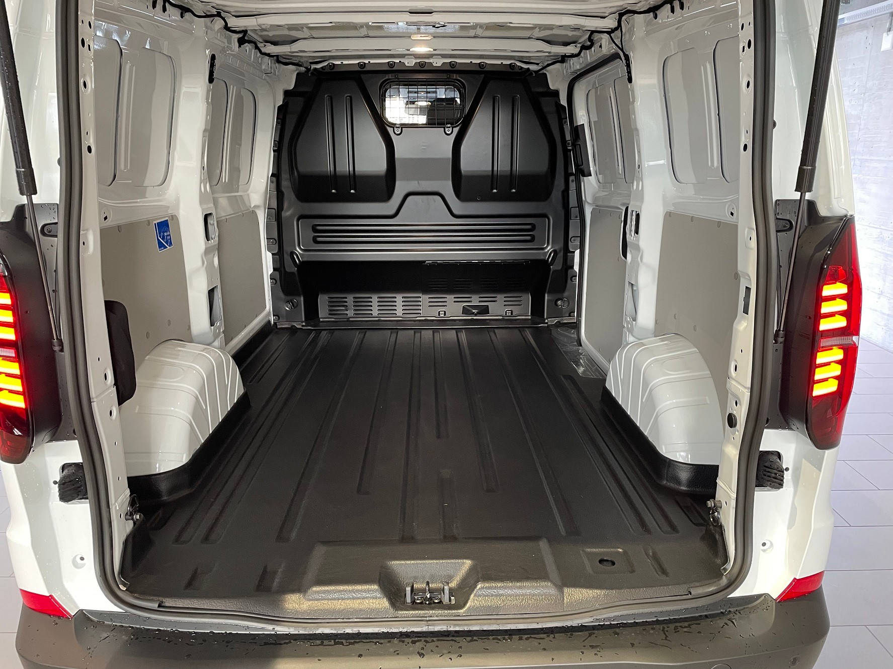 VW Transporter 2.0 TDI Automat-image-6
