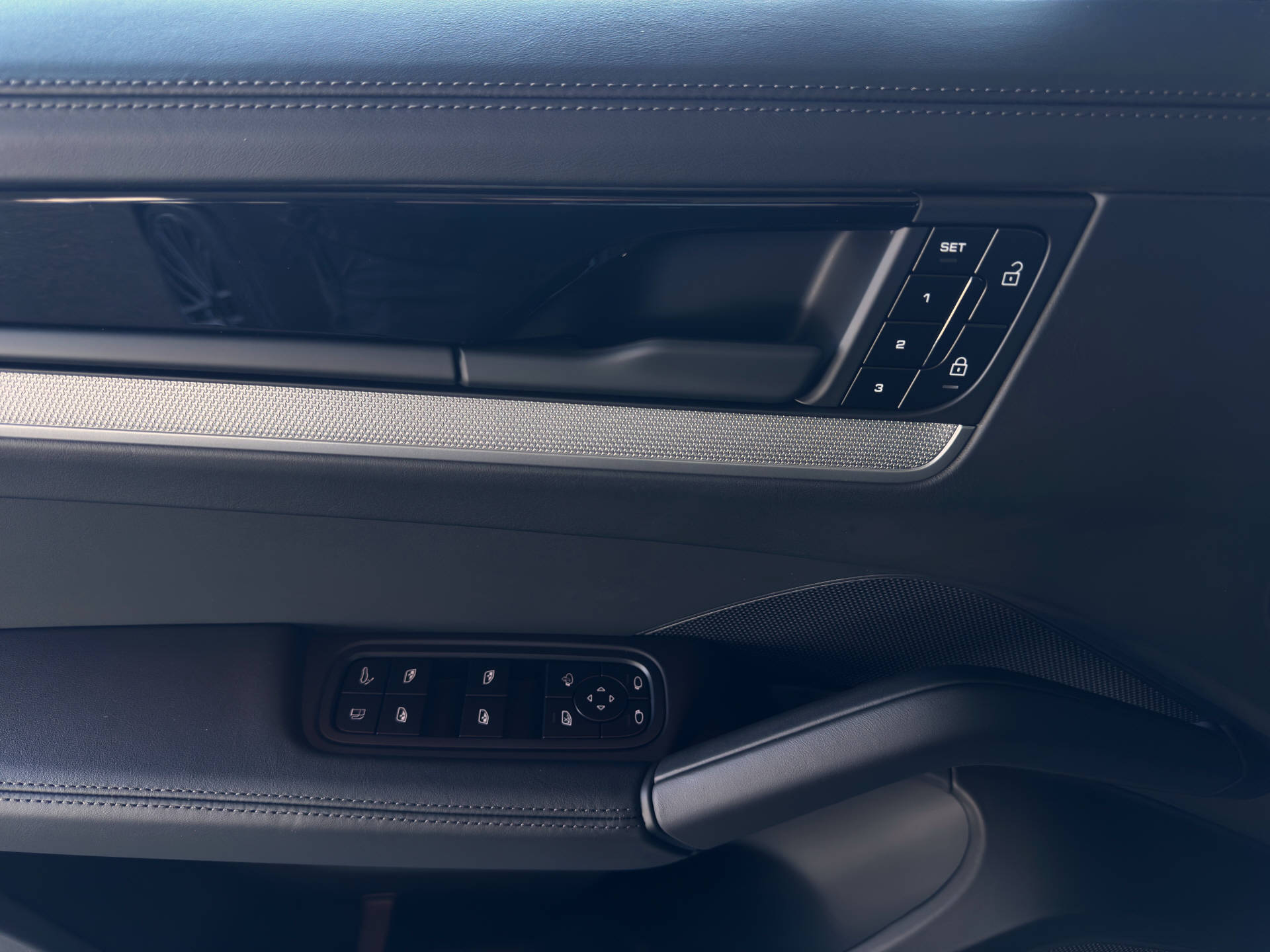 PORSCHE Cayenne S E-Hybrid-image-10