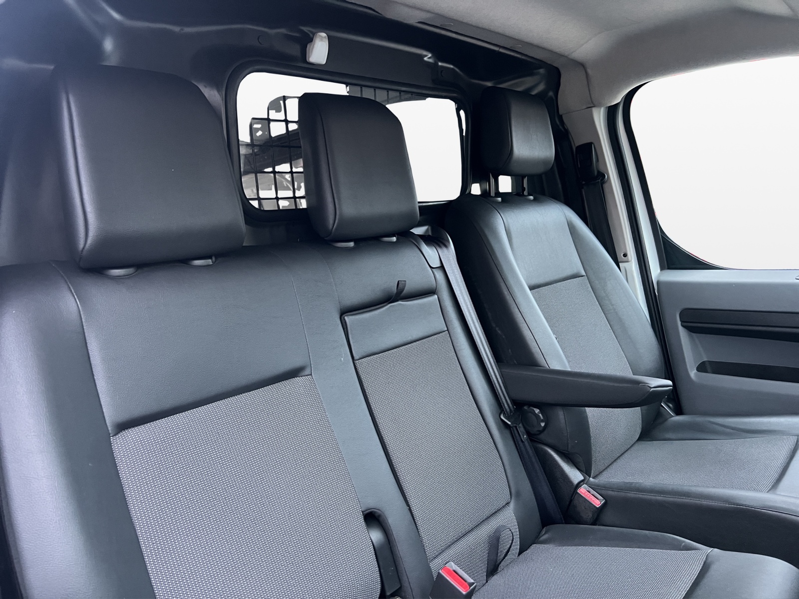 PEUGEOT Expert 2.0 BlueHDi 150 S&S Allure Standard-image-15