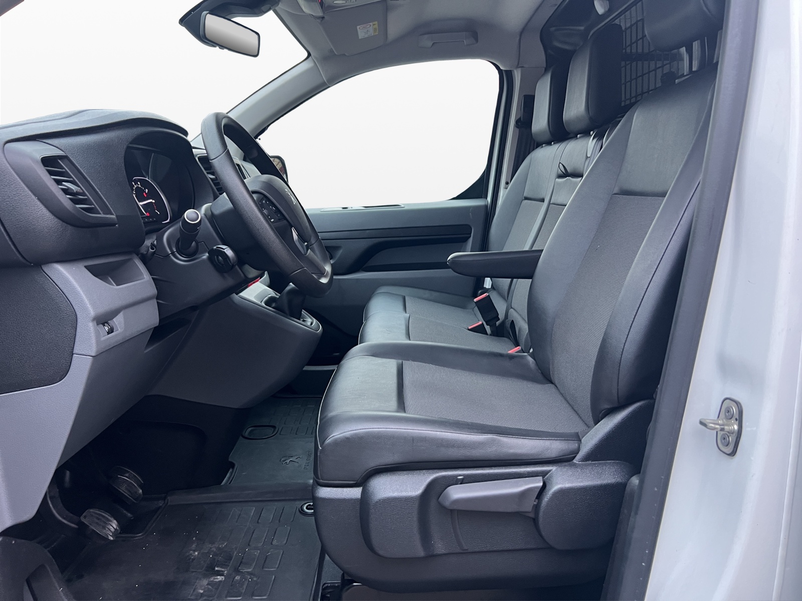 PEUGEOT Expert 2.0 BlueHDi 150 S&S Allure Standard-image-8