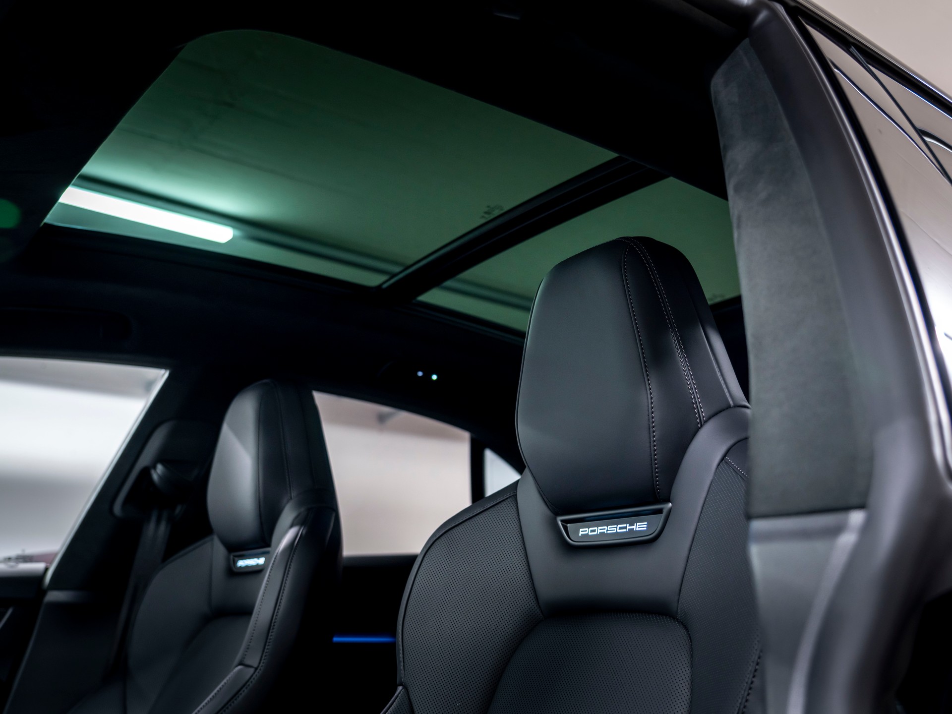 PORSCHE Macan Turbo 100kWh-image-15