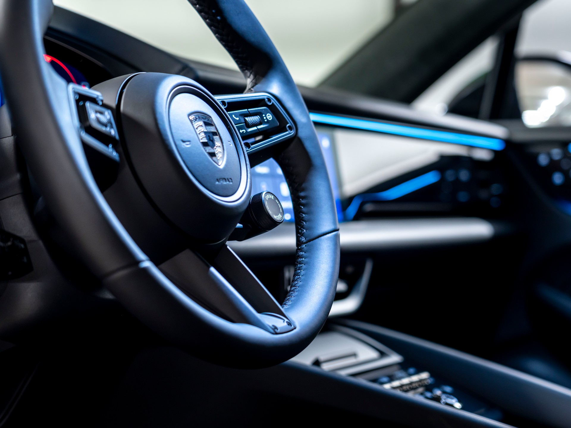 PORSCHE Macan Turbo 100kWh-image-13