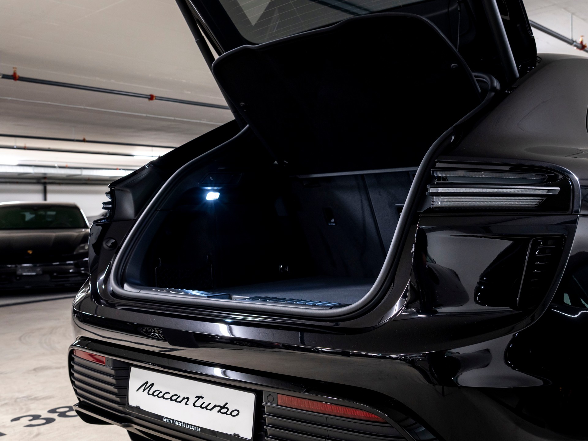 PORSCHE Macan Turbo 100kWh-image-6