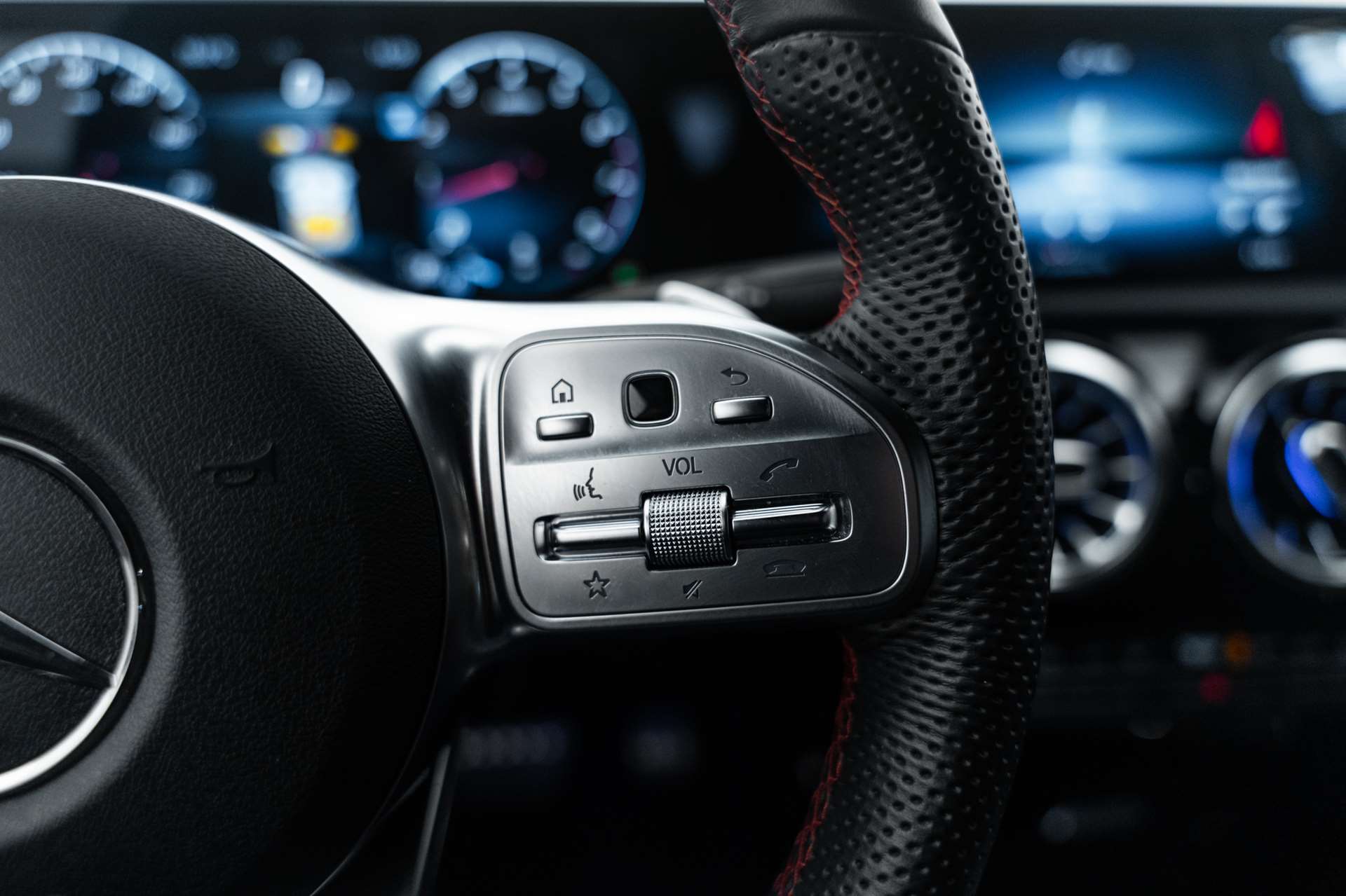 MERCEDES-BENZ A 250 4Matic AMG Line 4Matic 7G-DCT-image-16