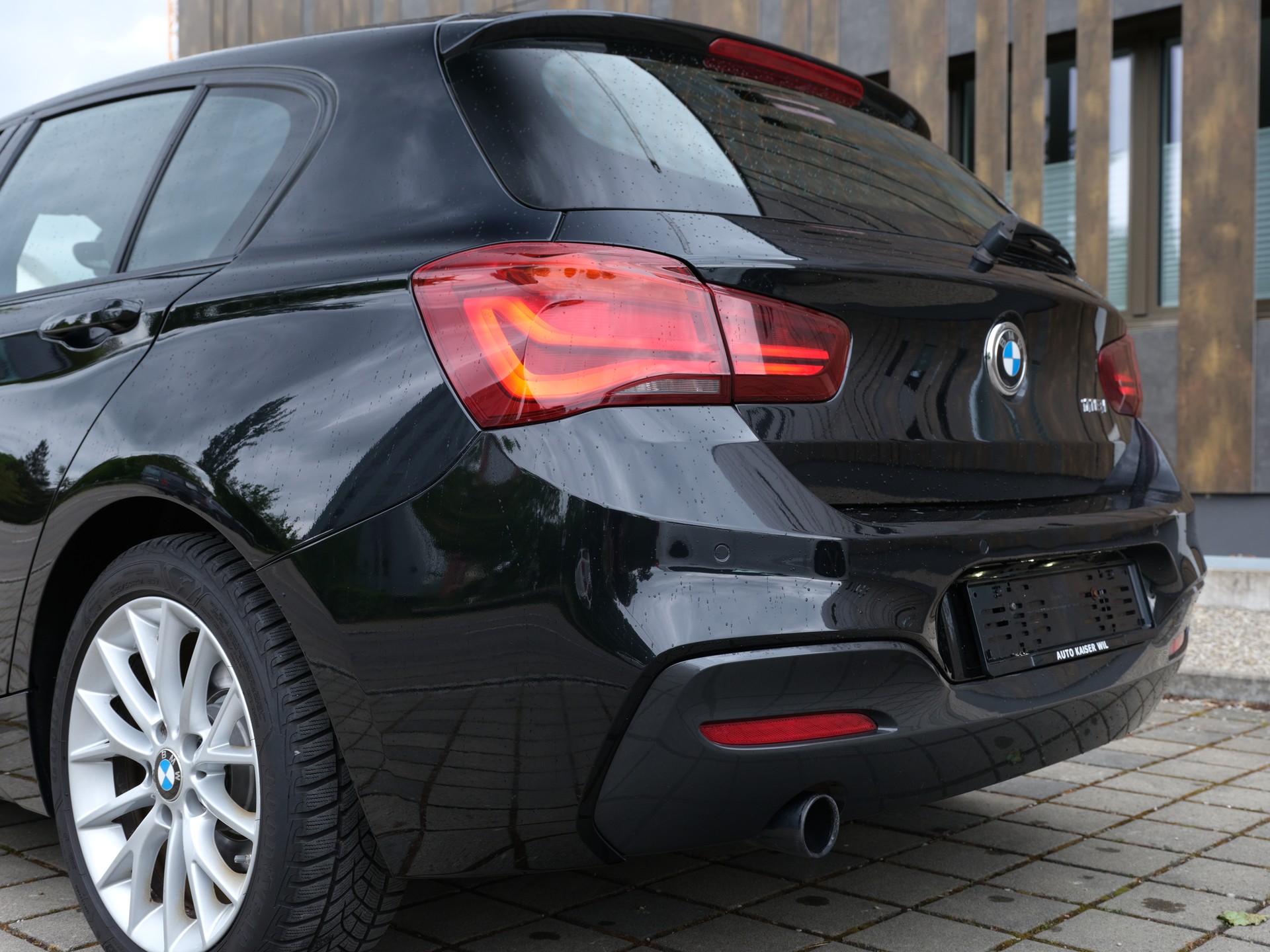 BMW 118i Edition M Sport Steptronic-image-5