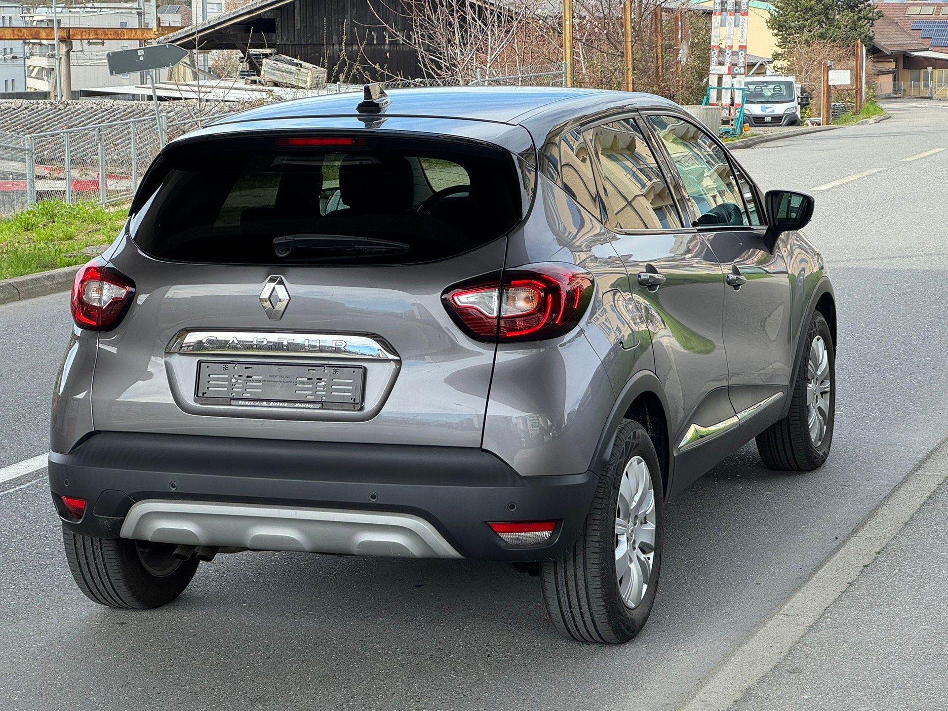 RENAULT Captur 1.3 T 16V Red Edition EDC-showroom-element-3