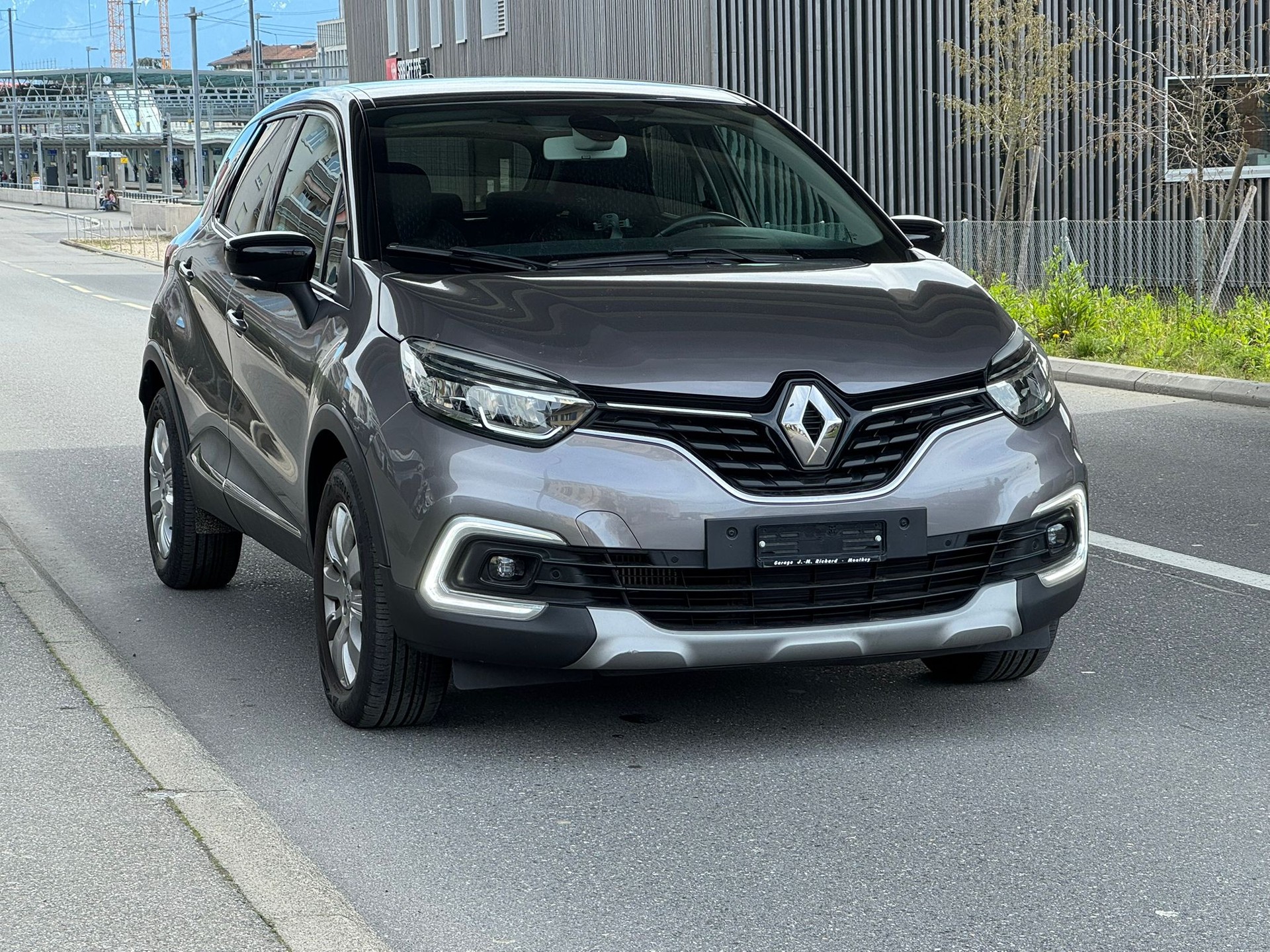 RENAULT Captur 1.3 T 16V Red Edition EDC-showroom-element-1