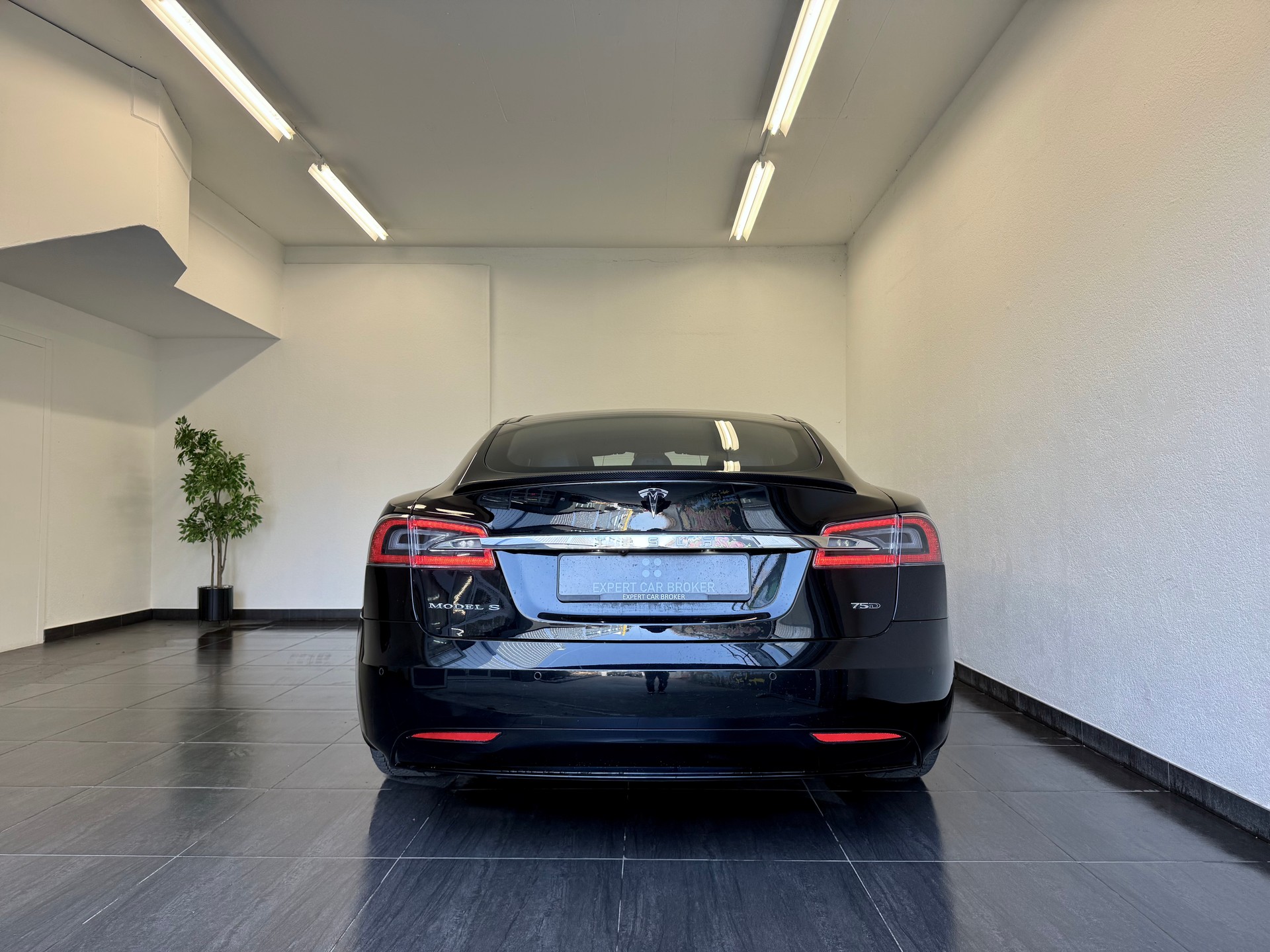 TESLA Model S 75 D-image-10