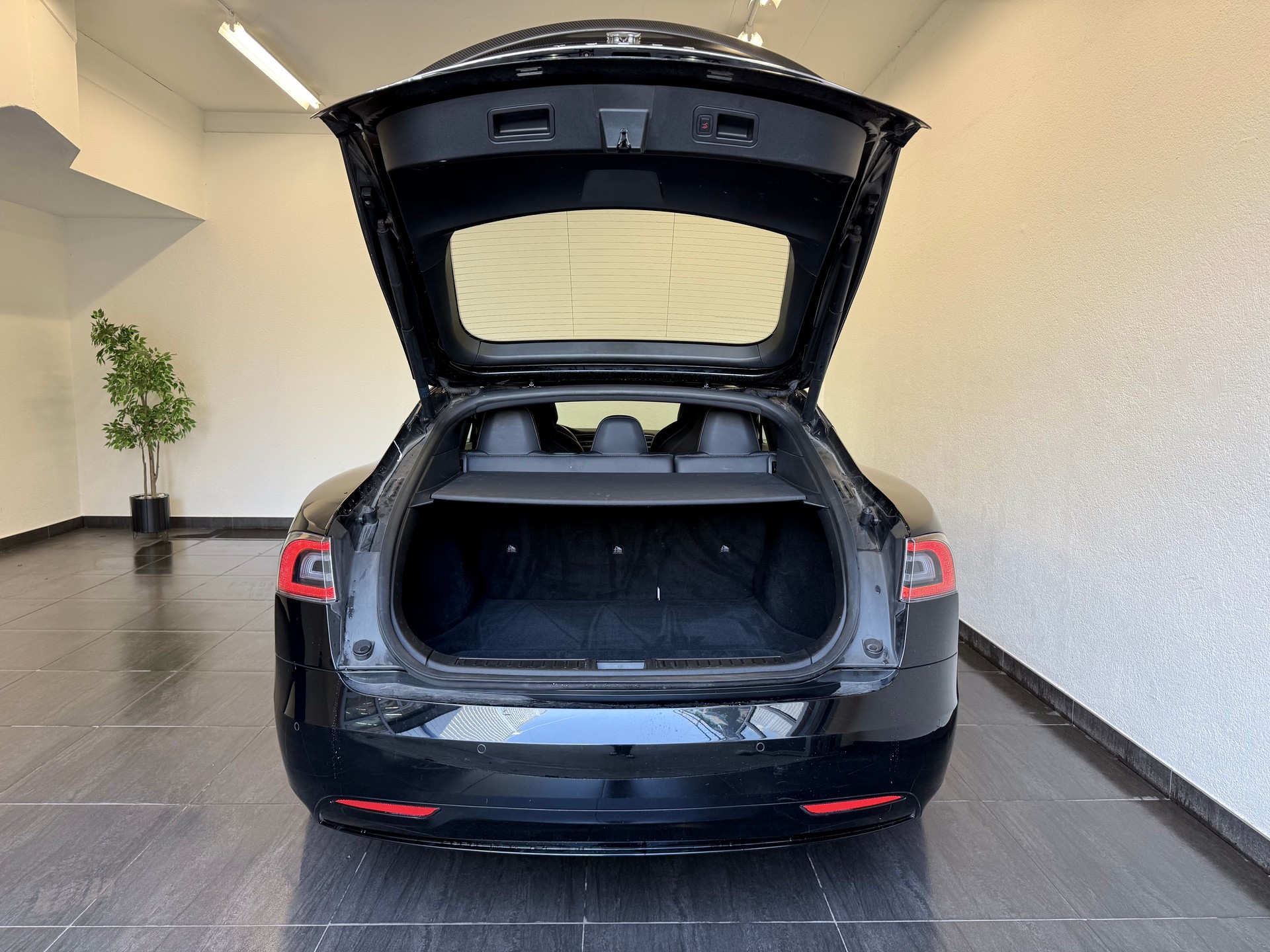 TESLA Model S 75 D-image-11