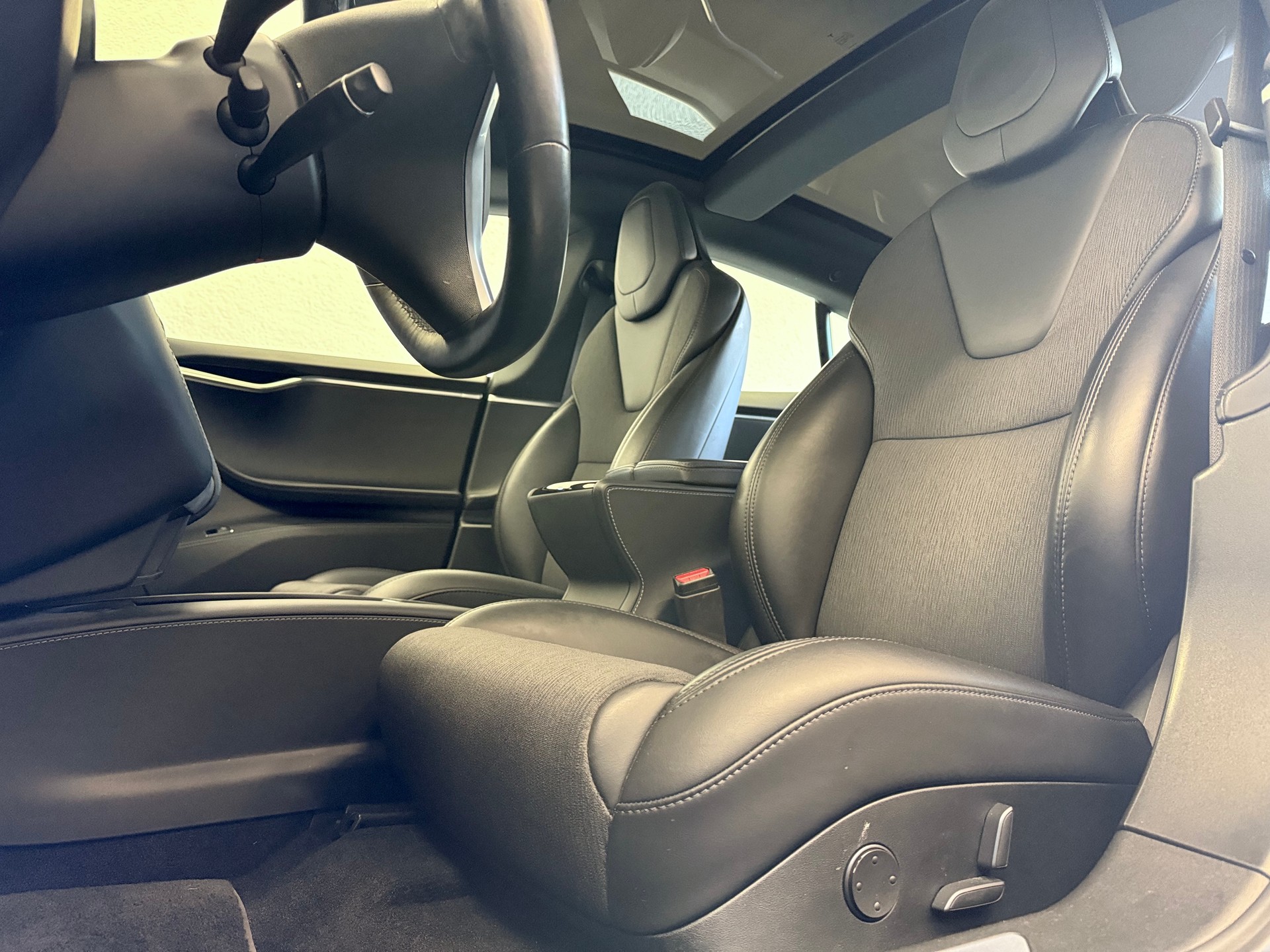 TESLA Model S 75 D-image-15