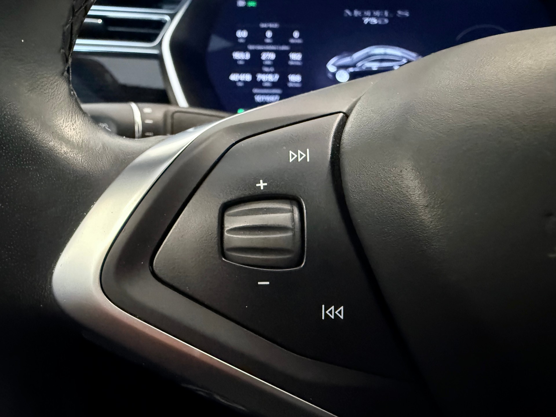TESLA Model S 75 D-image-25