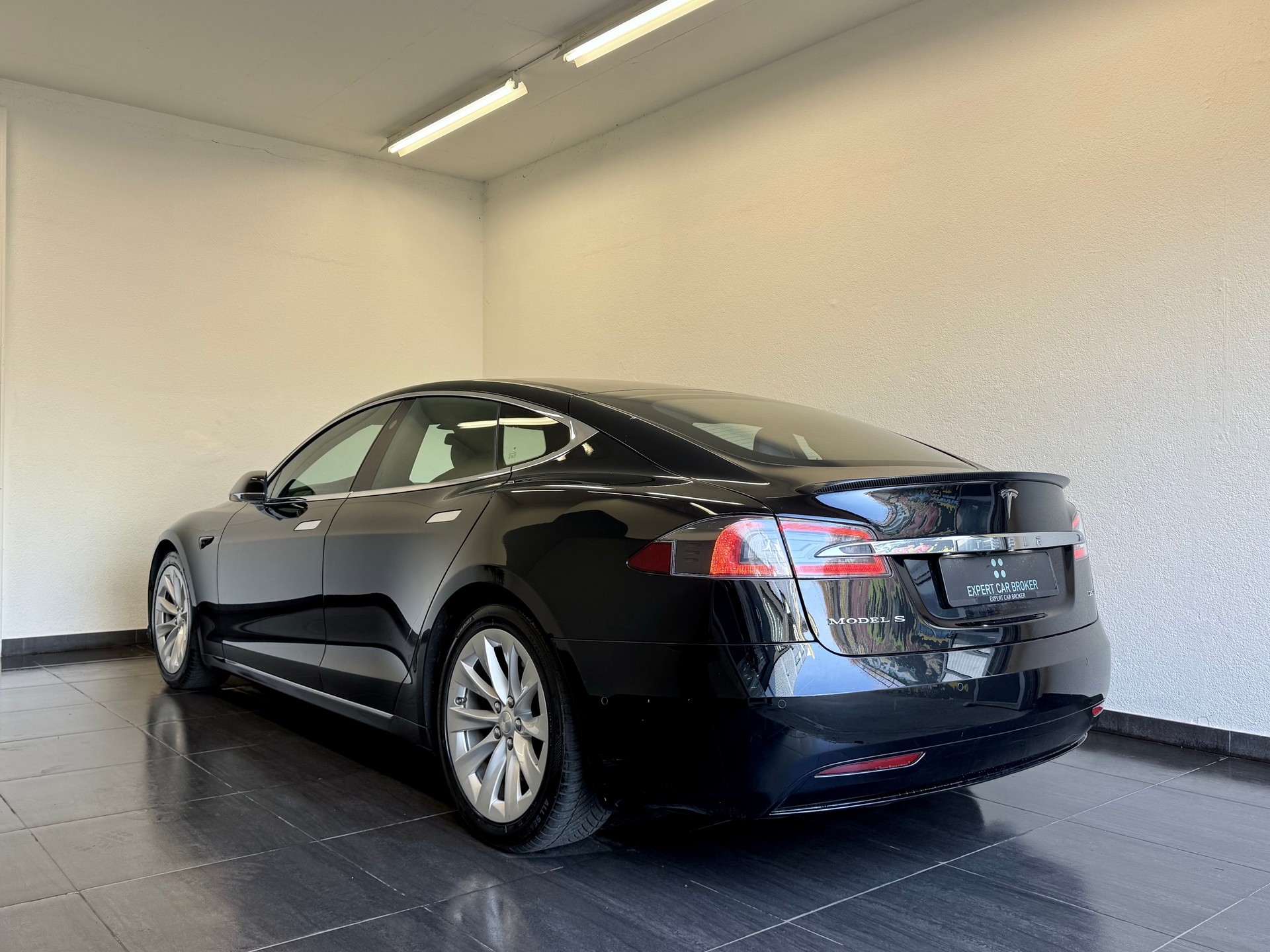TESLA Model S 75 D-image-9