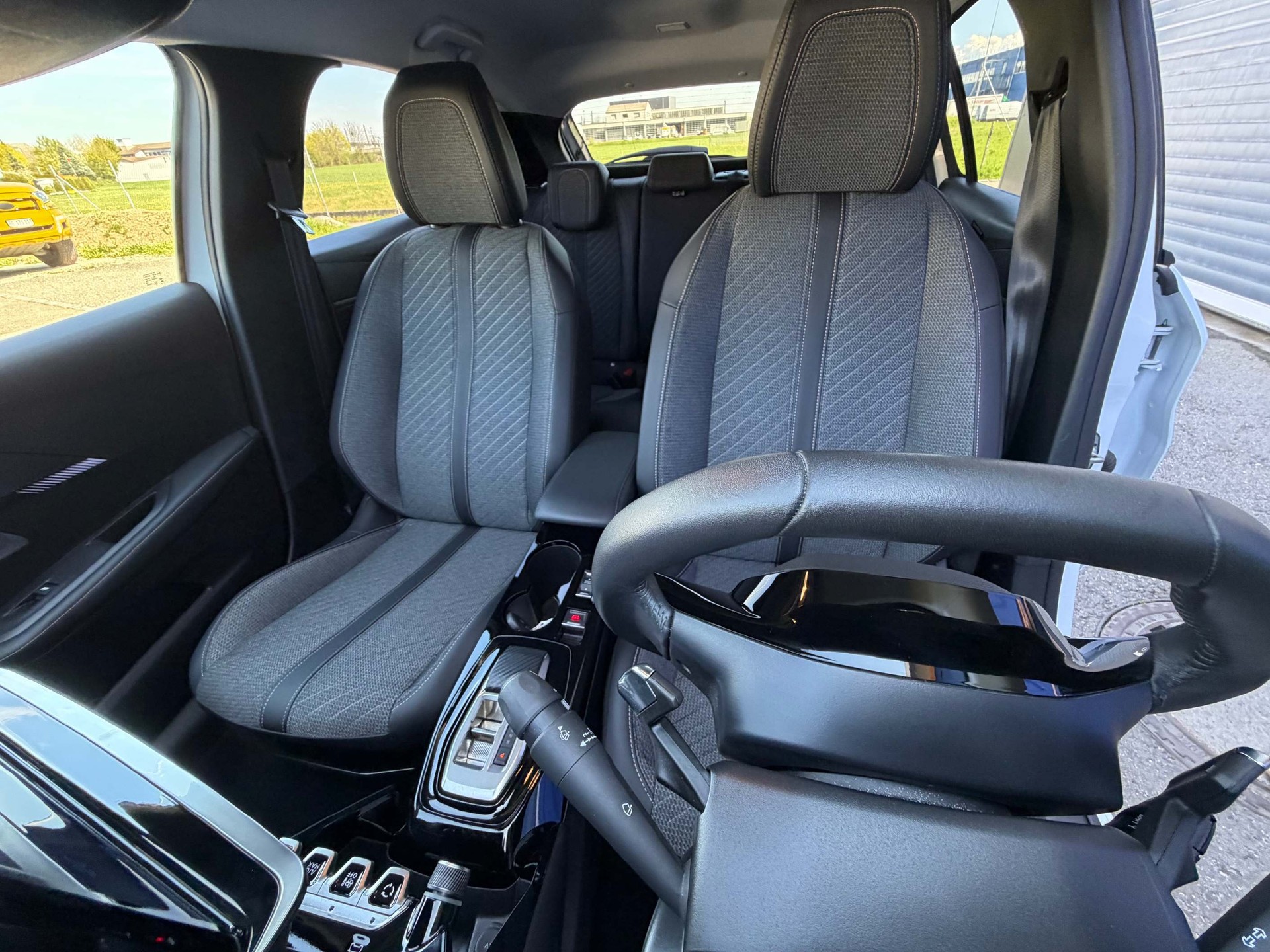 PEUGEOT 208 1.2 Hybrid 145 Allure-image-11