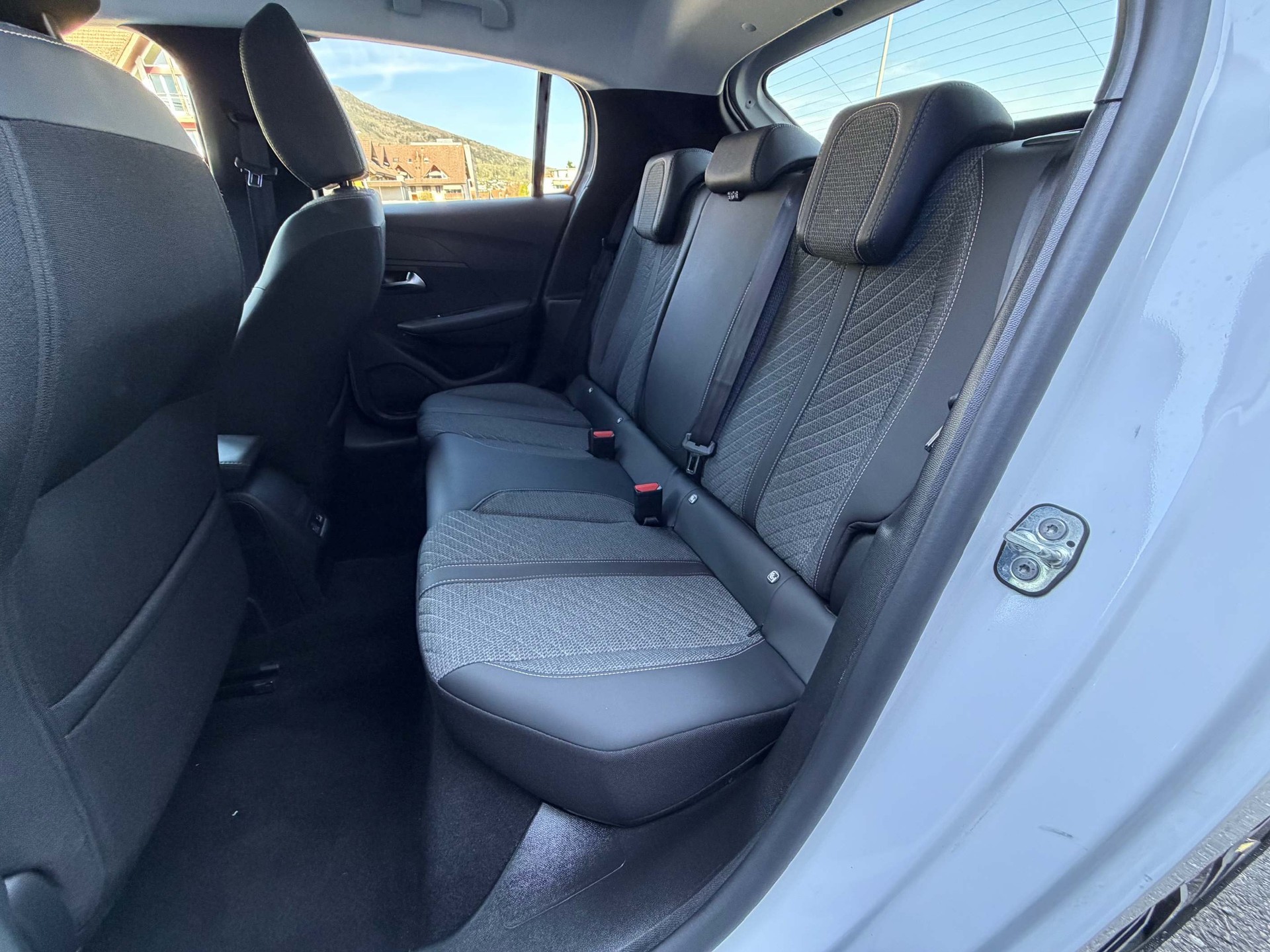 PEUGEOT 208 1.2 Hybrid 145 Allure-image-7