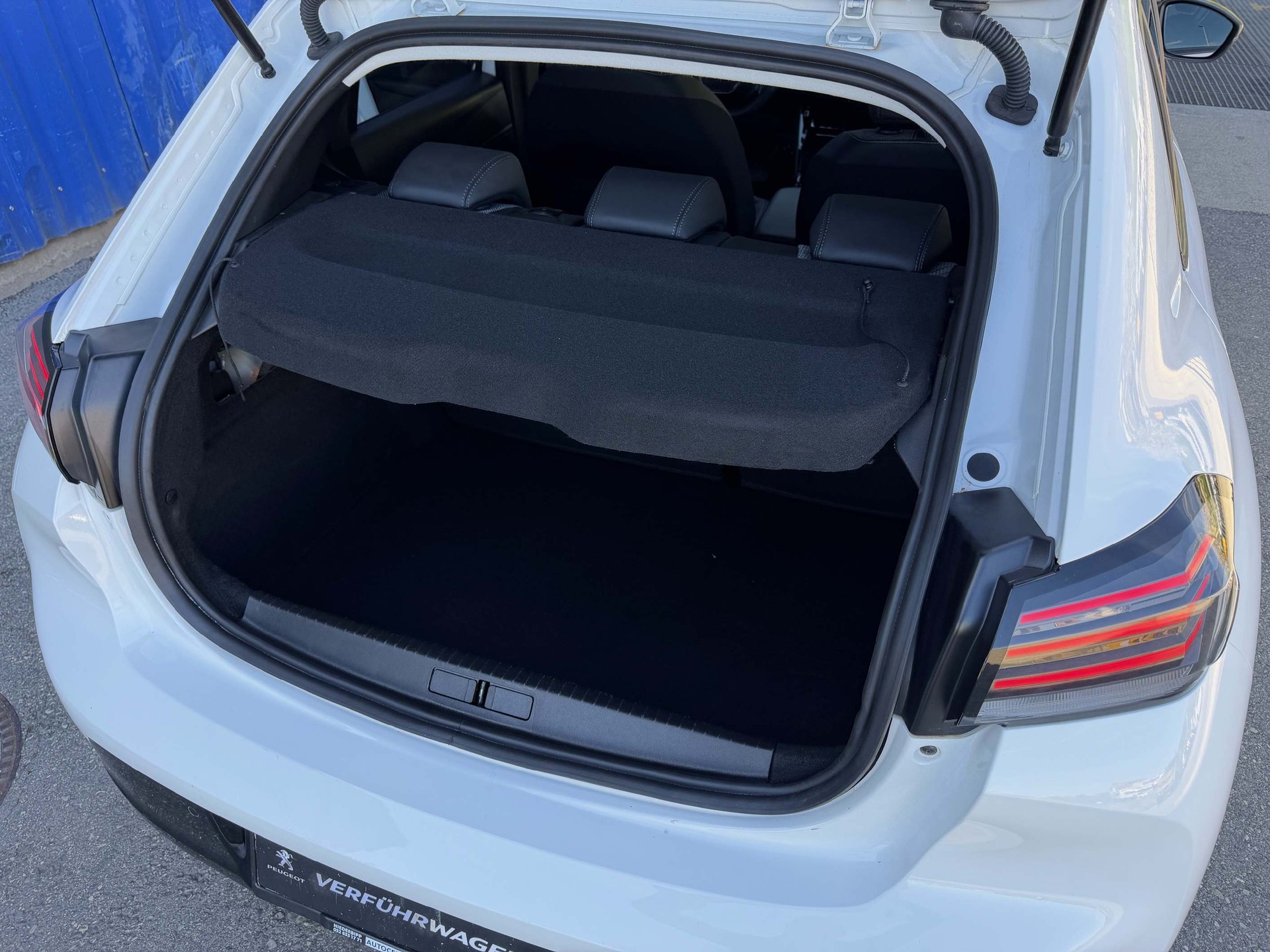 PEUGEOT 208 1.2 Hybrid 145 Allure-image-4