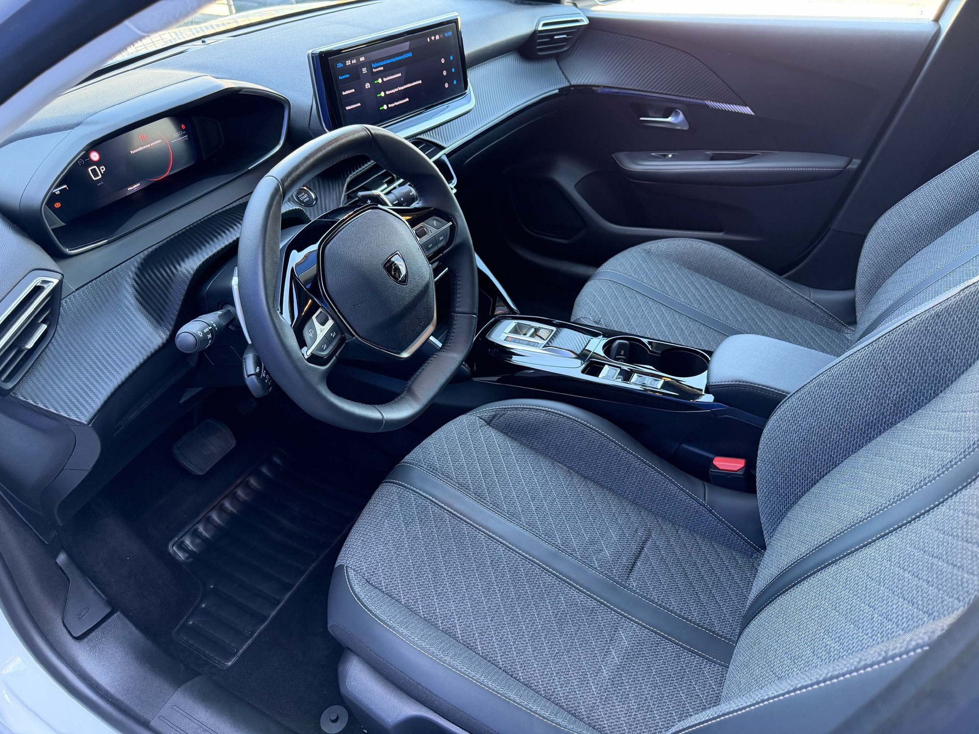 PEUGEOT 208 1.2 Hybrid 145 Allure-image-9