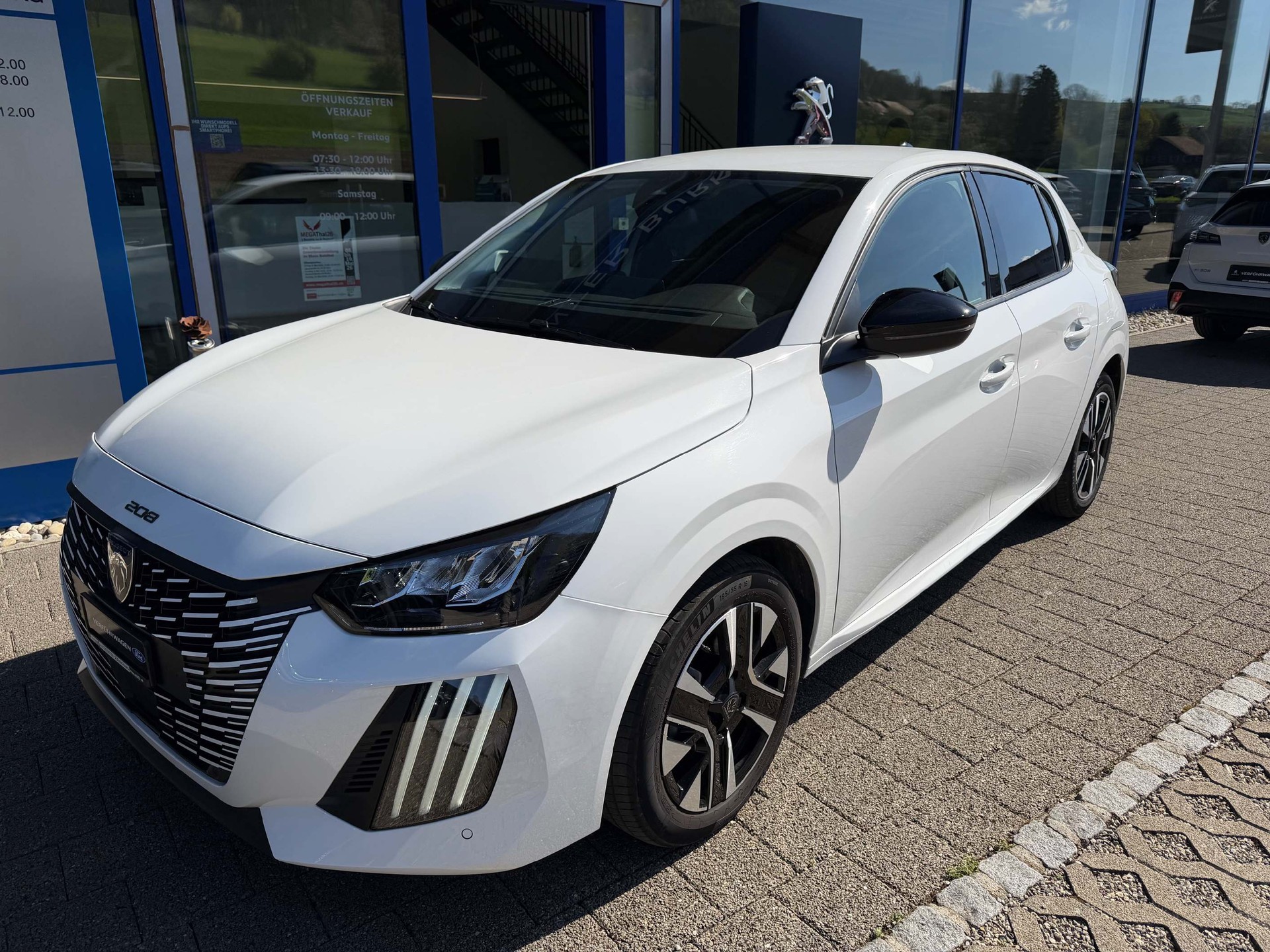 PEUGEOT 208 1.2 Hybrid 145 Allure-image-1