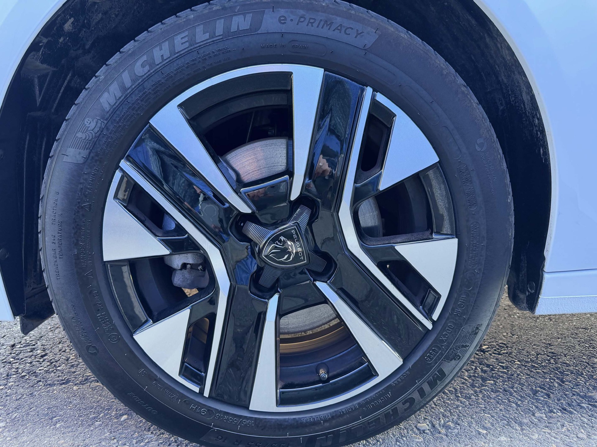 PEUGEOT 208 1.2 Hybrid 145 Allure-image-12