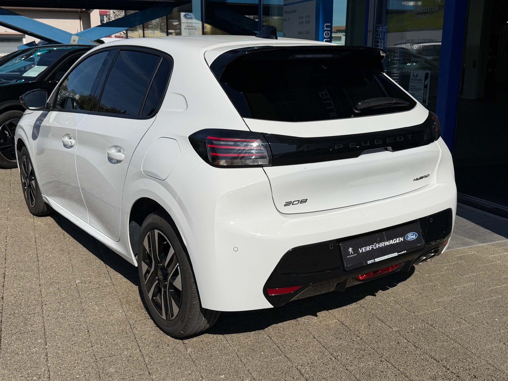 PEUGEOT 208 1.2 Hybrid 145 Allure-image-3