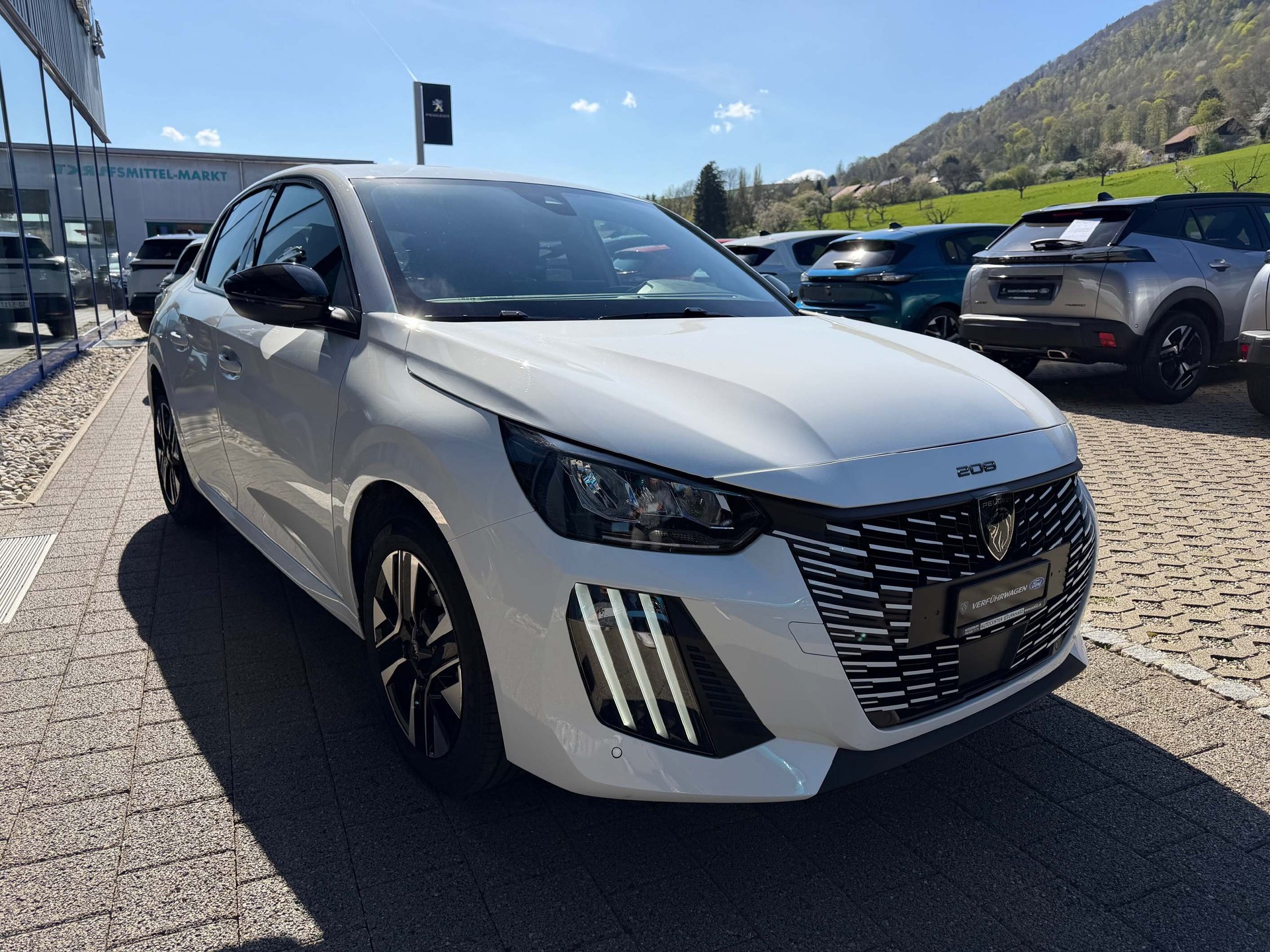 PEUGEOT 208 1.2 Hybrid 145 Allure-image-2