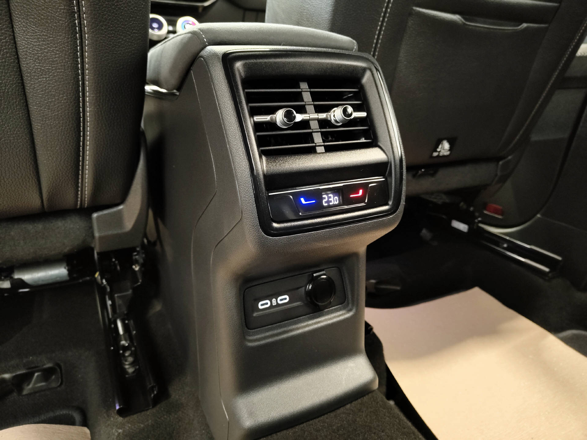 SKODA Kodiaq 2.0 TSI SportLine 4x4 DSG-image-12