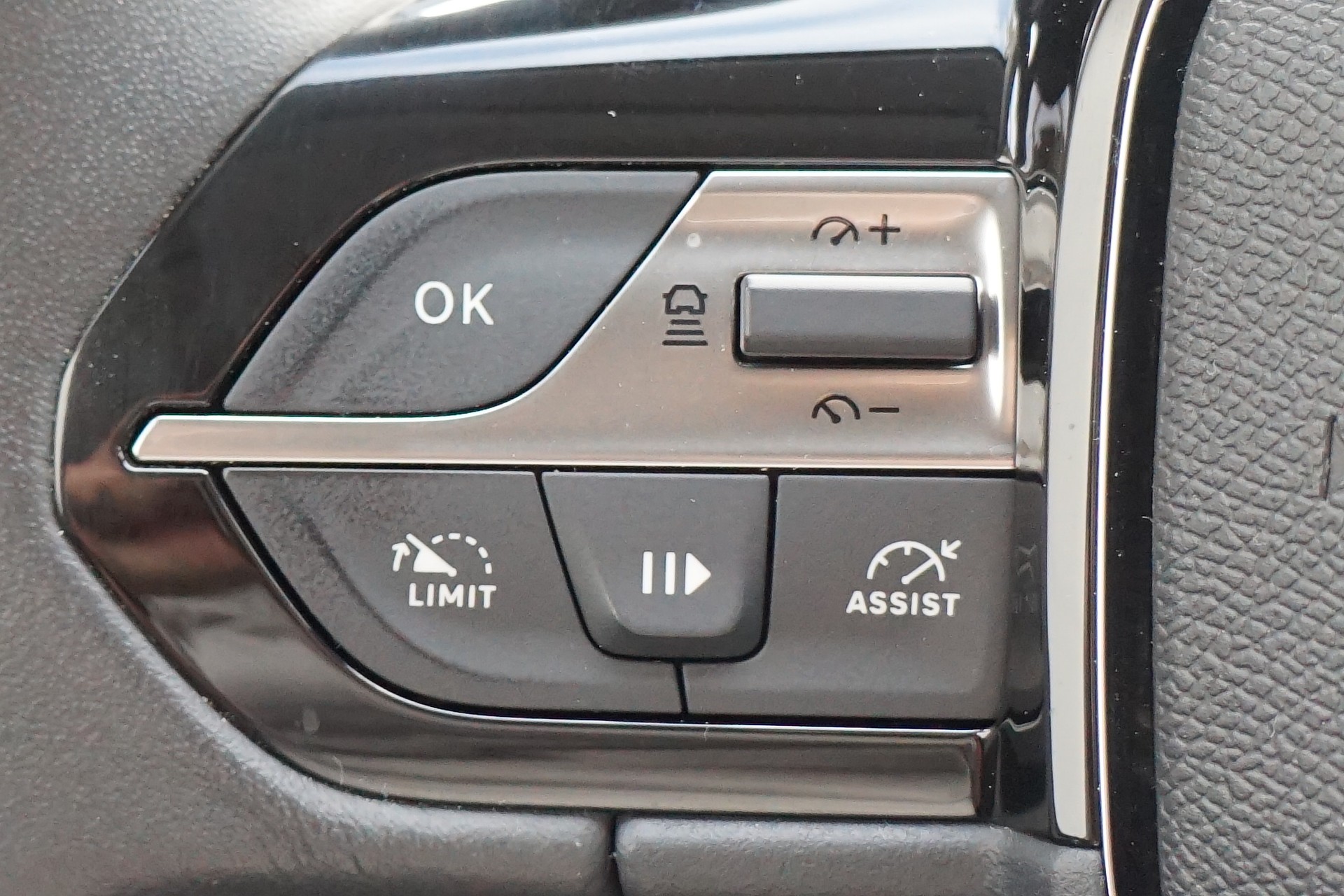 PEUGEOT 308 SW 1.5 BlueHDI Allure EAT8 ** NAVIGATION - APPLE CAR PLAY - 360°KAMERA -KEYLESS -SICHERHEITSPAKET - GARANTIE BIS 05.2027**-image-25