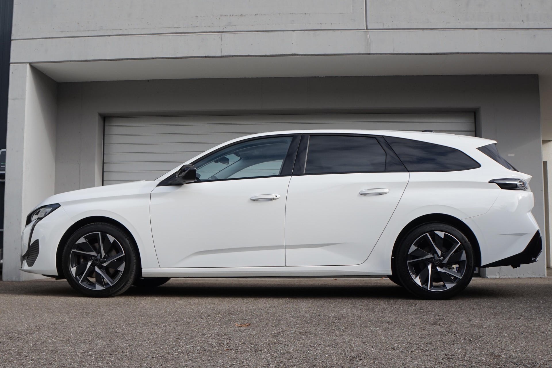 PEUGEOT 308 SW 1.5 BlueHDI Allure EAT8 ** NAVIGATION - APPLE CAR PLAY - 360°KAMERA -KEYLESS -SICHERHEITSPAKET - GARANTIE BIS 05.2027**-showroom-element-1