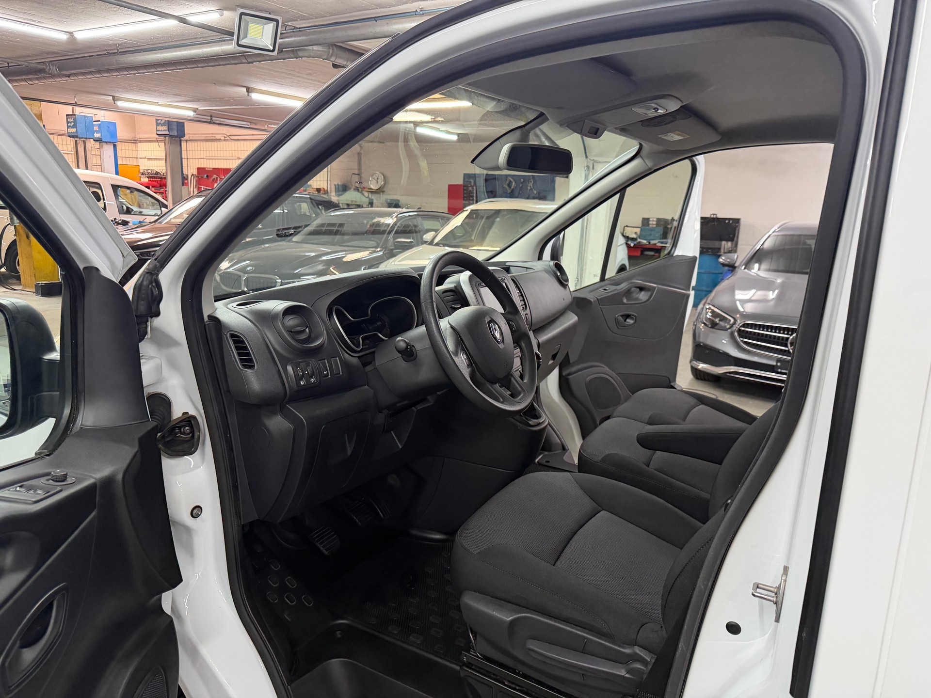 RENAULT Trafic 2.0 LANG dCi 120 3.0t Business L2H1-image-14