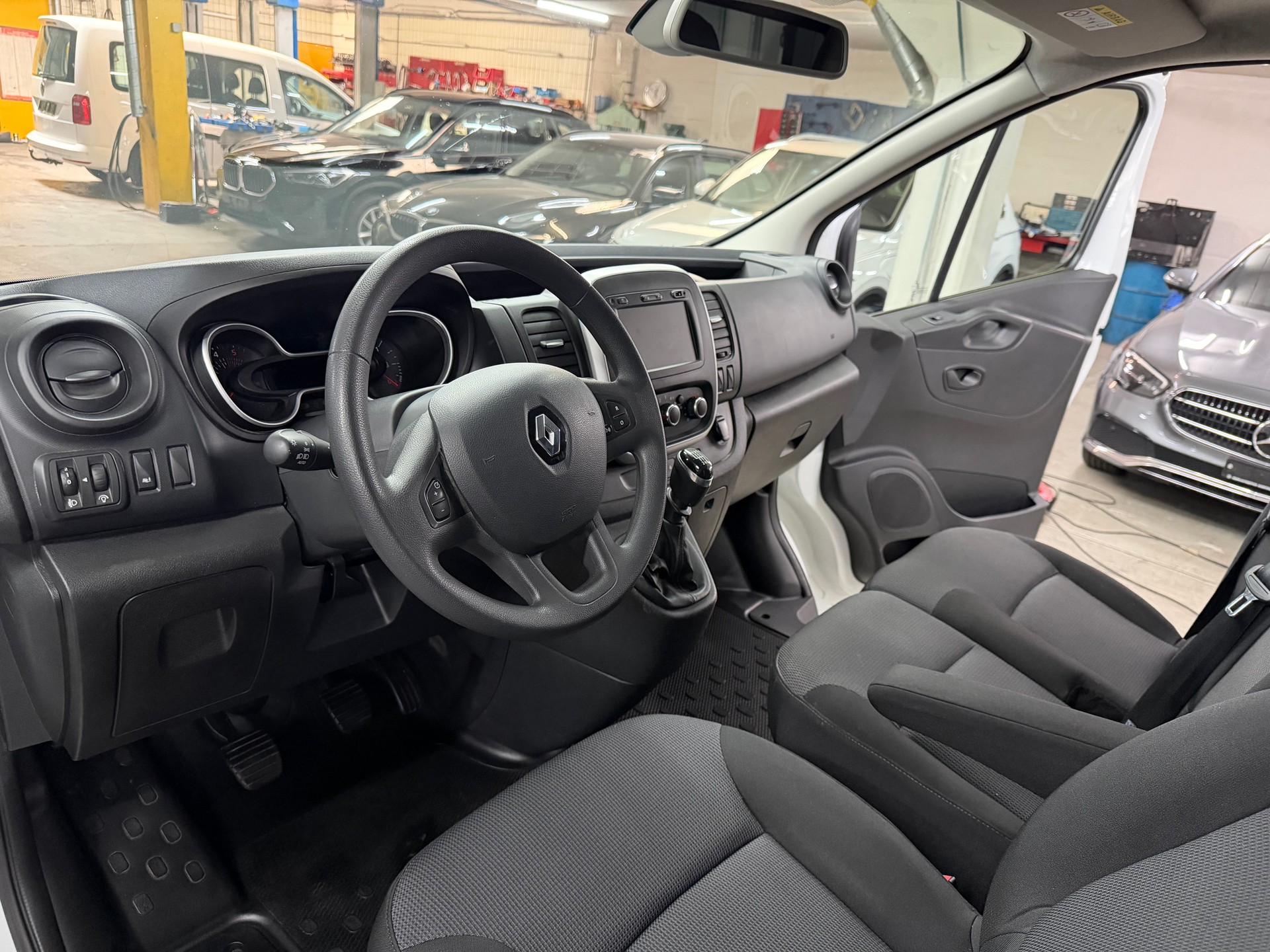 RENAULT Trafic 2.0 LANG dCi 120 3.0t Business L2H1-image-12