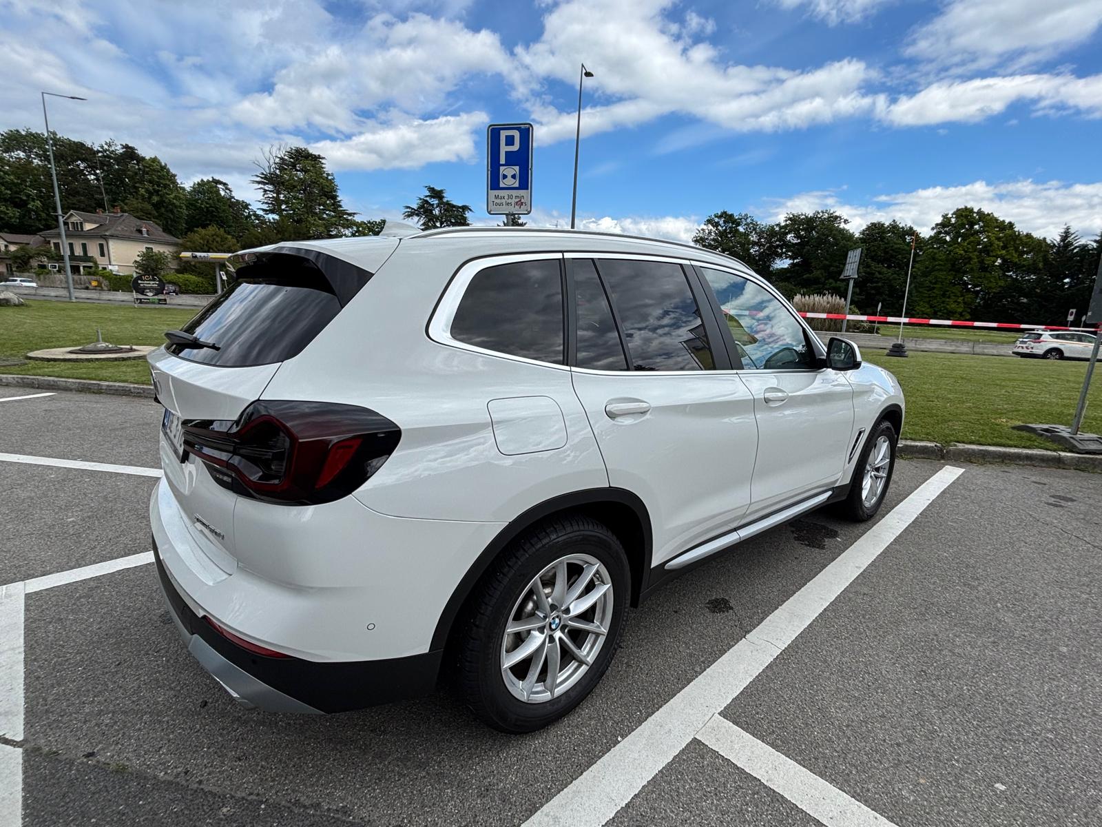 BMW 20i xDrive-image-3