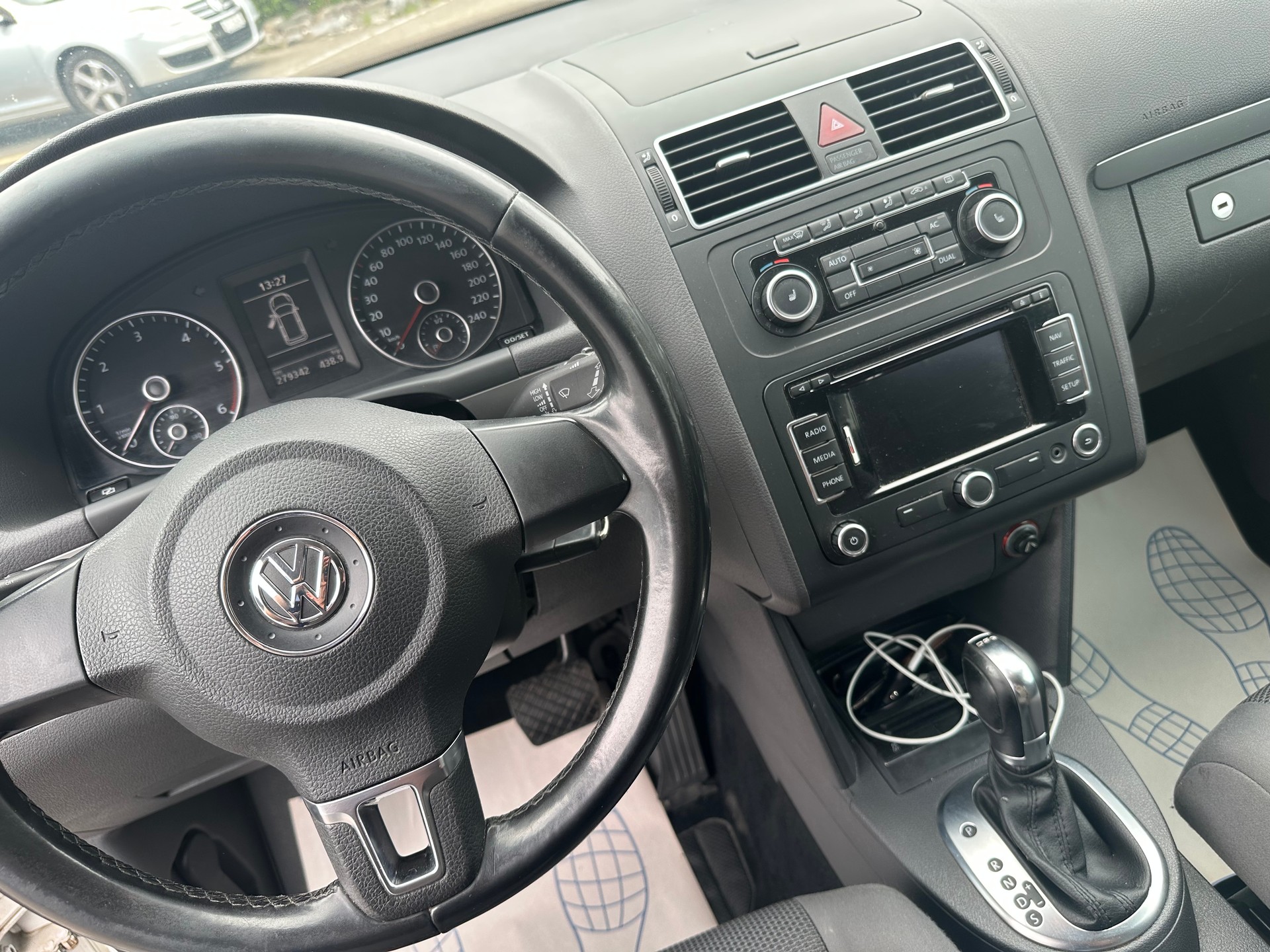 VW Touran 1.6 TDI Trendline DSG-image-12