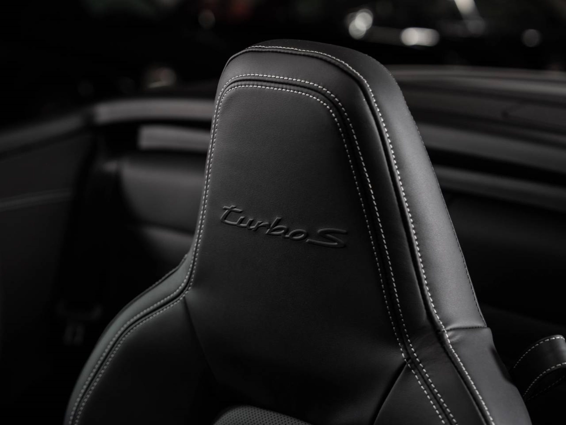 PORSCHE 911 Turbo S Cabriolet-image-18