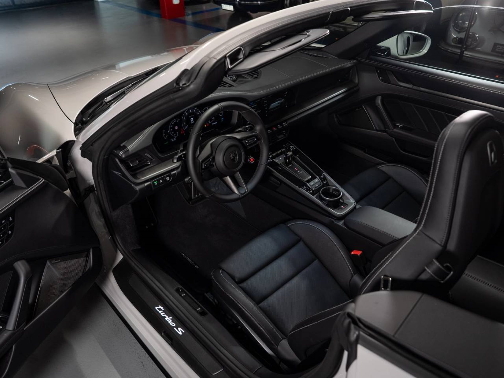 PORSCHE 911 Turbo S Cabriolet-image-24
