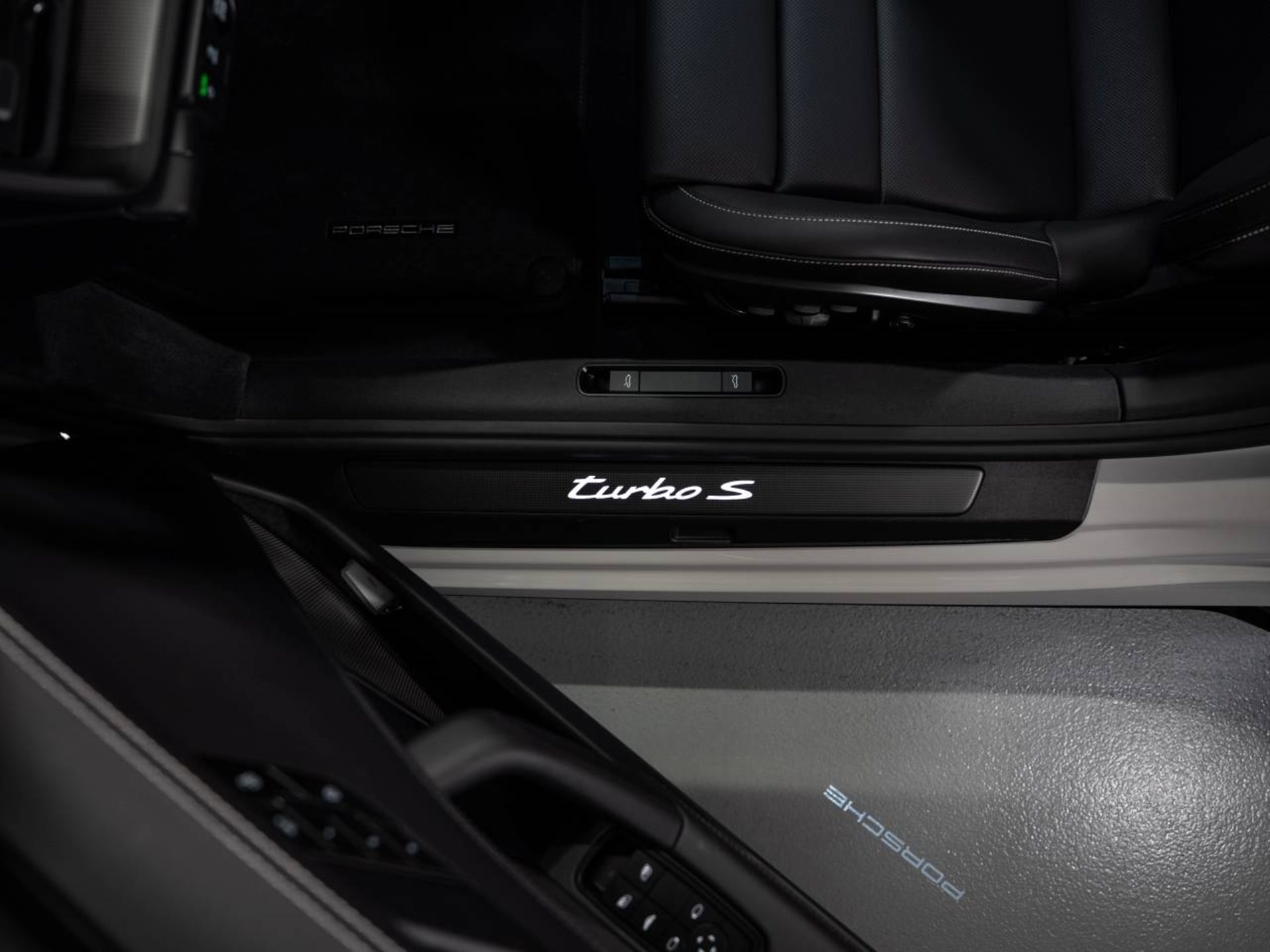 PORSCHE 911 Turbo S Cabriolet-image-22