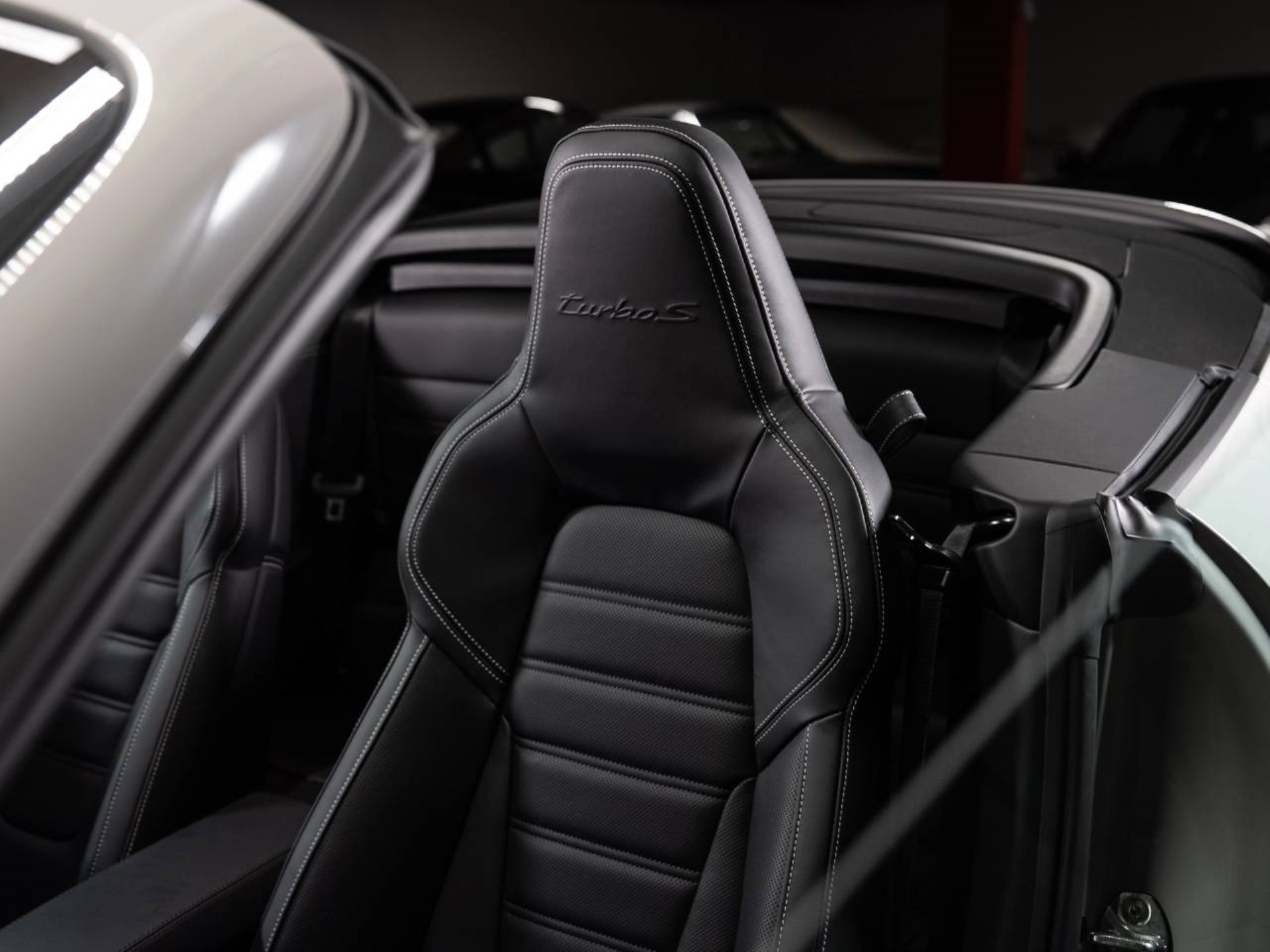 PORSCHE 911 Turbo S Cabriolet-image-17