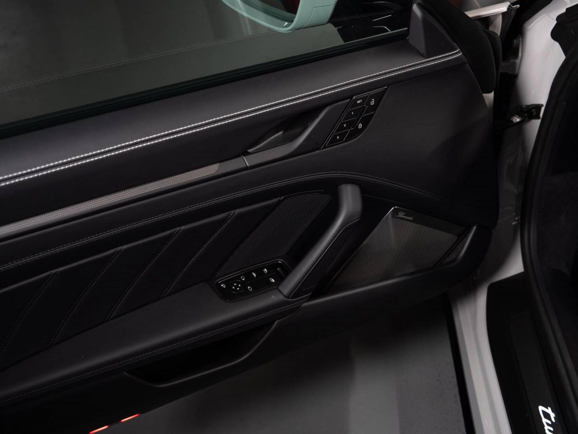PORSCHE 911 Turbo S Cabriolet-image-19