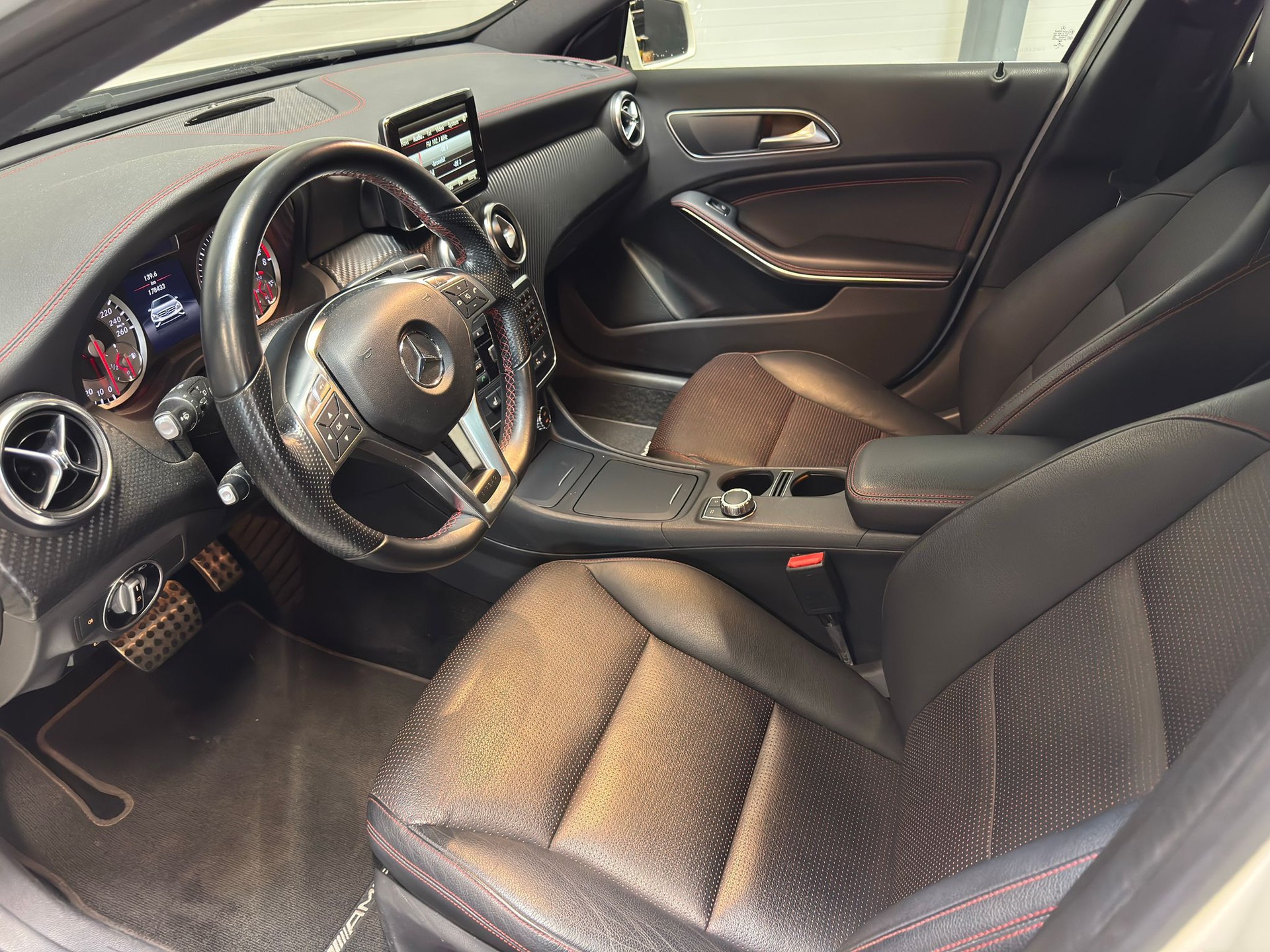 MERCEDES-BENZ A 250 AMG Line 4m-image-15