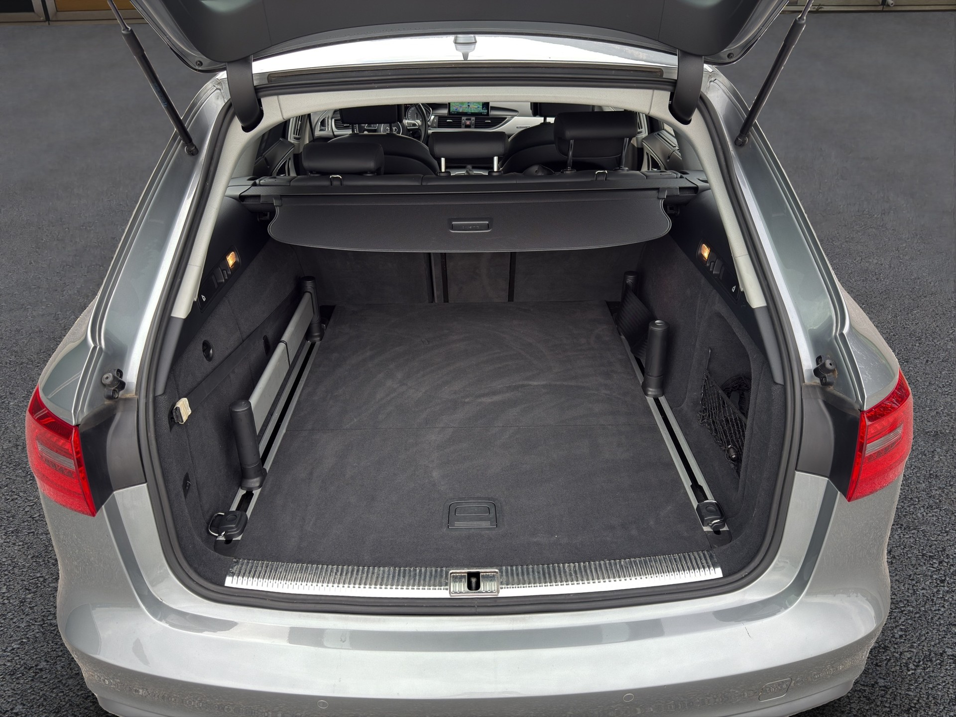 AUDI S6 Avant 4.0 V8 TFSI quattro S-Tronic-image-13
