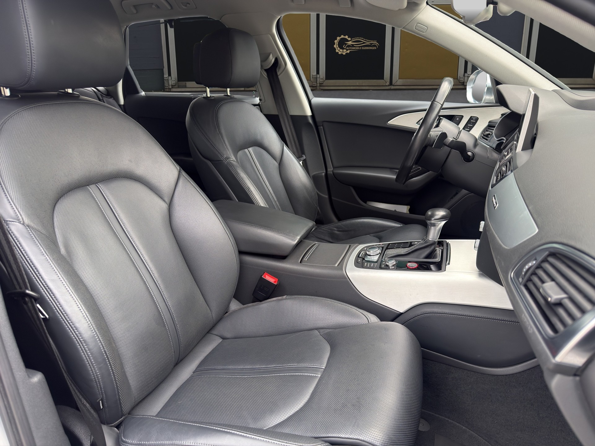 AUDI S6 Avant 4.0 V8 TFSI quattro S-Tronic-image-9