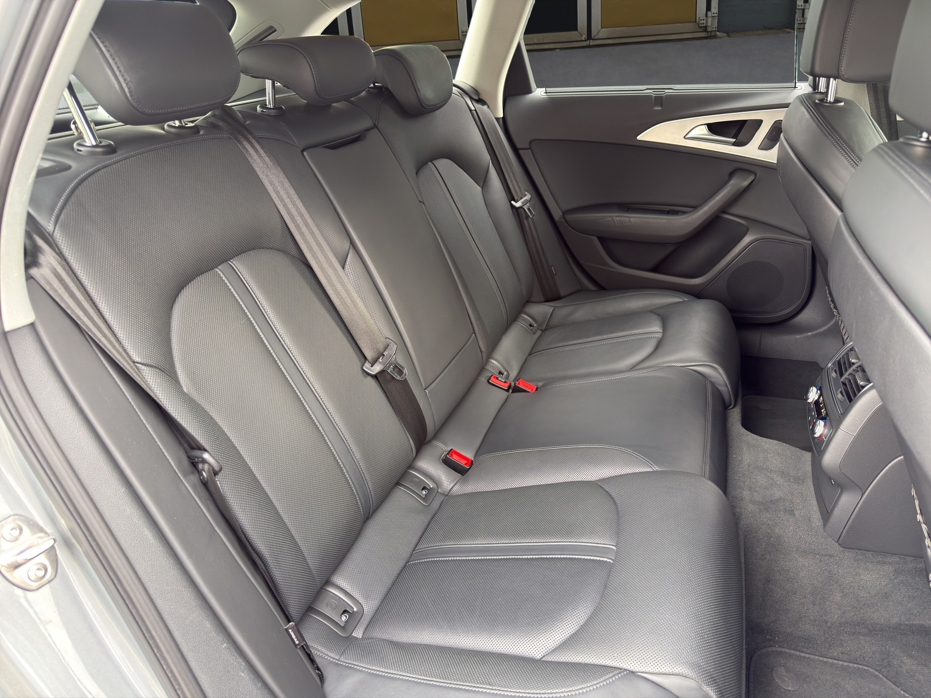 AUDI S6 Avant 4.0 V8 TFSI quattro S-Tronic-image-12