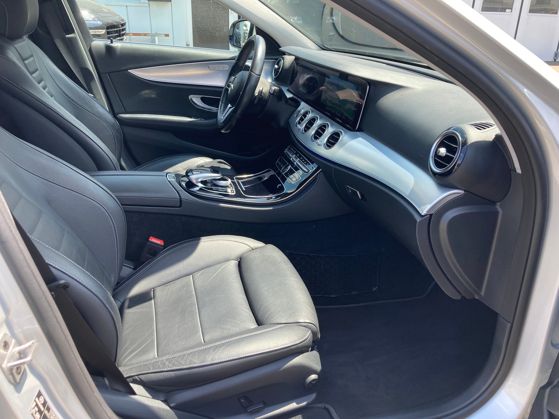 MERCEDES-BENZ E 220 d Avantgarde 4Matic 9G-Tronic-image-10