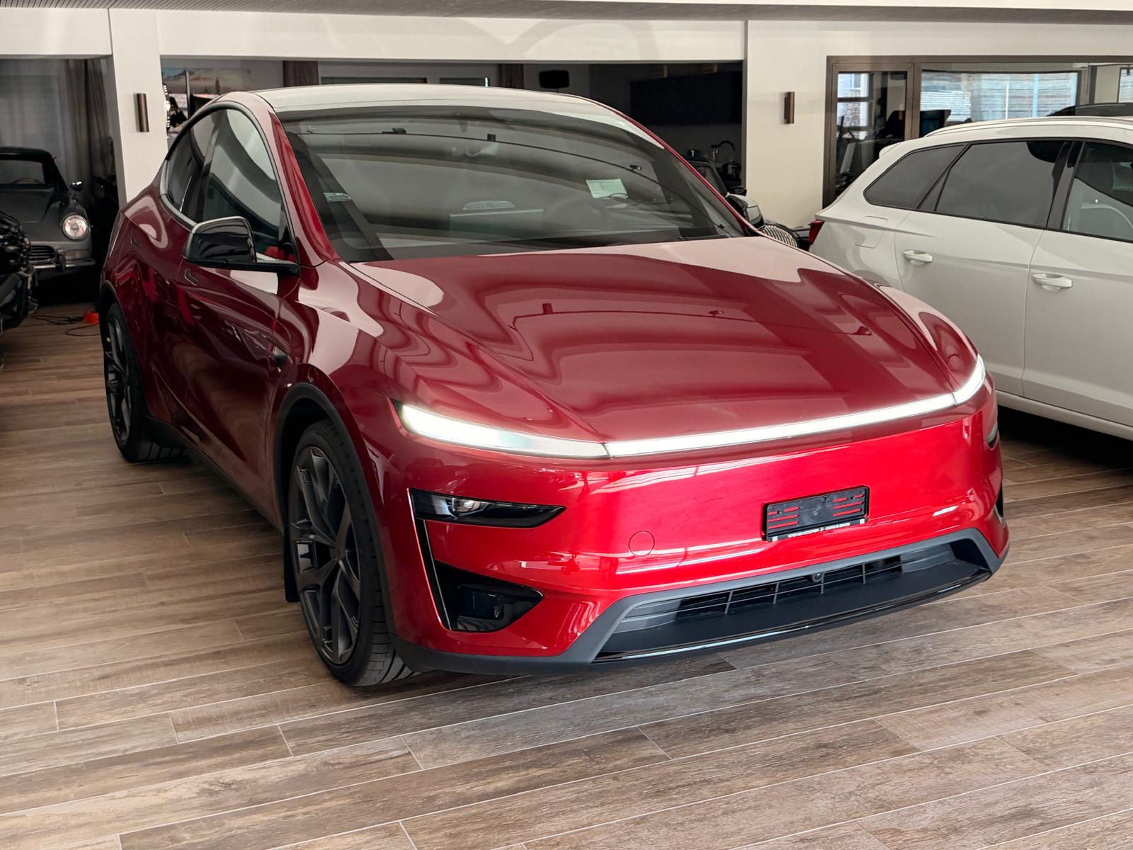 TESLA Model Y Performance-showroom-element-3