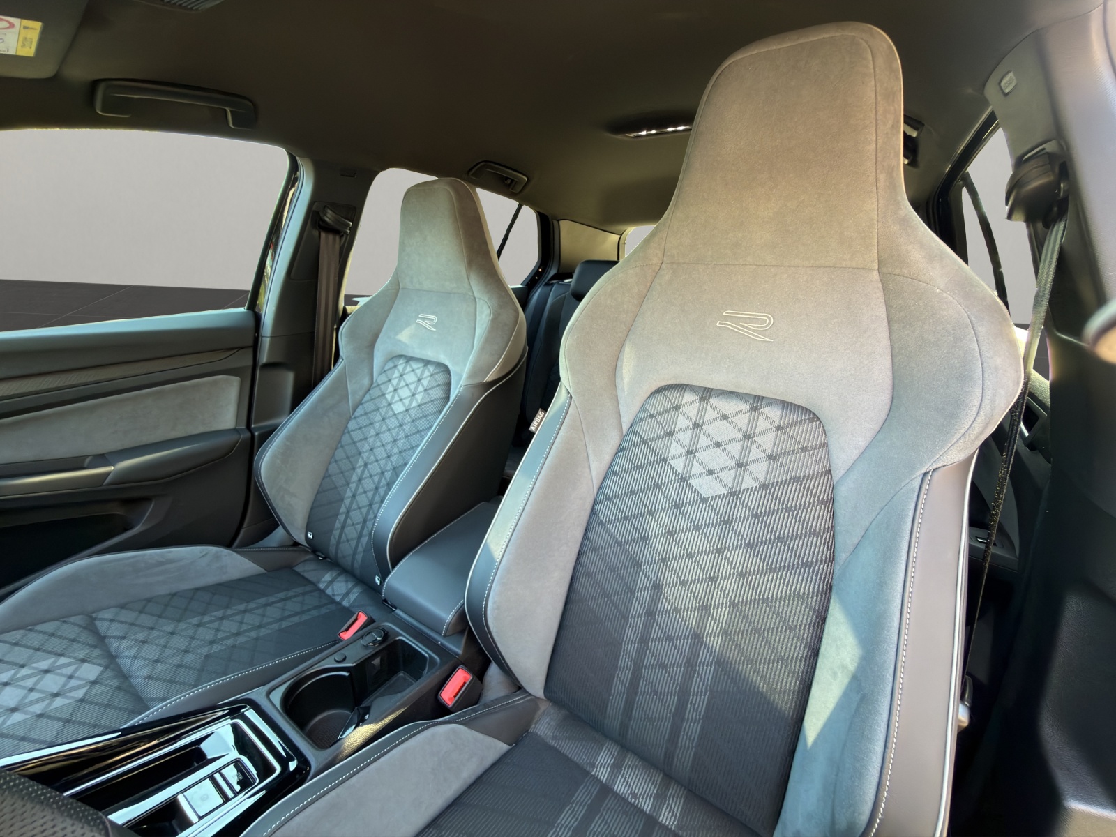 VW Golf VIII 1.5 eTSI R-Line DSG-image-12