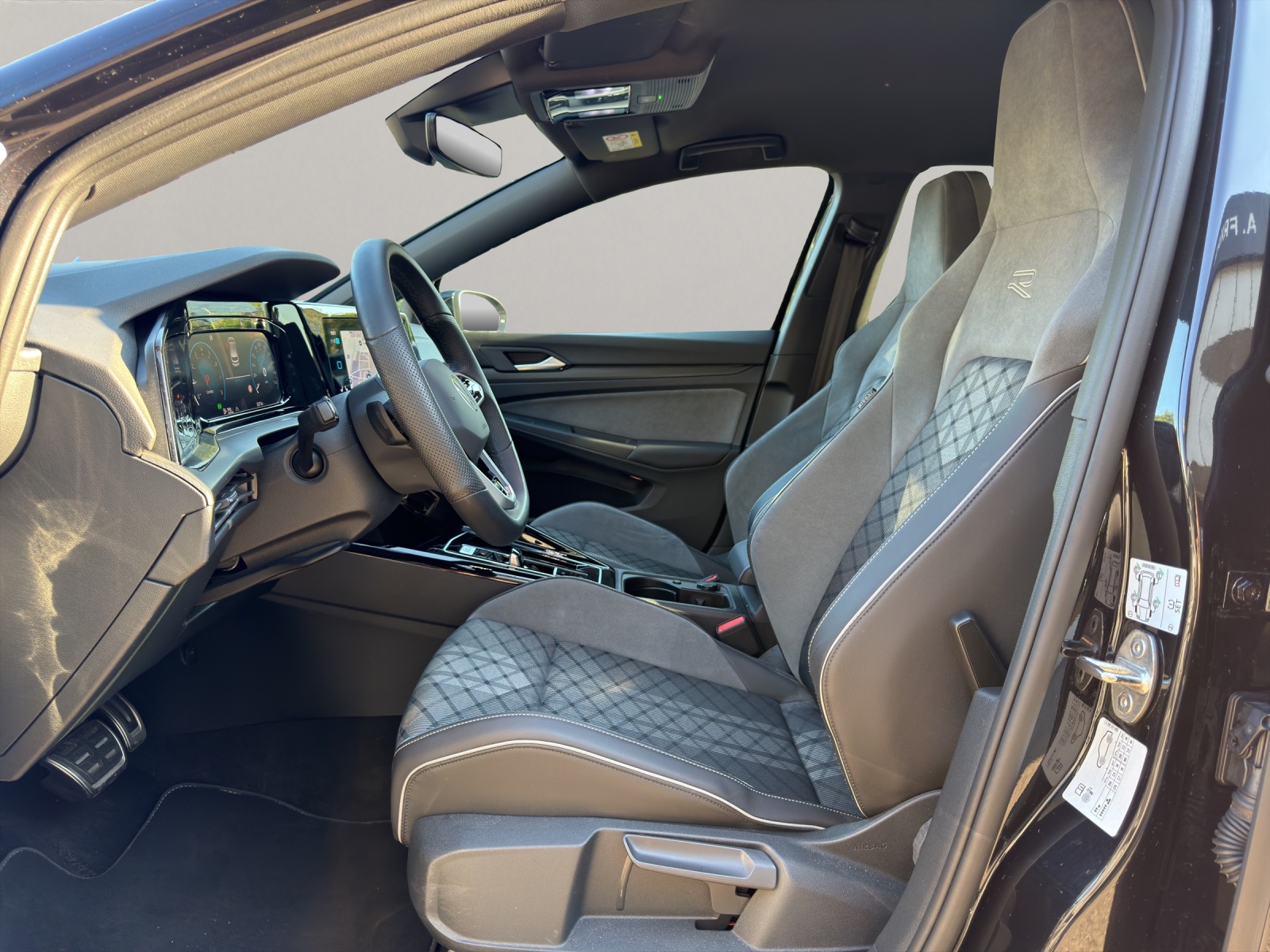 VW Golf VIII 1.5 eTSI R-Line DSG-image-7