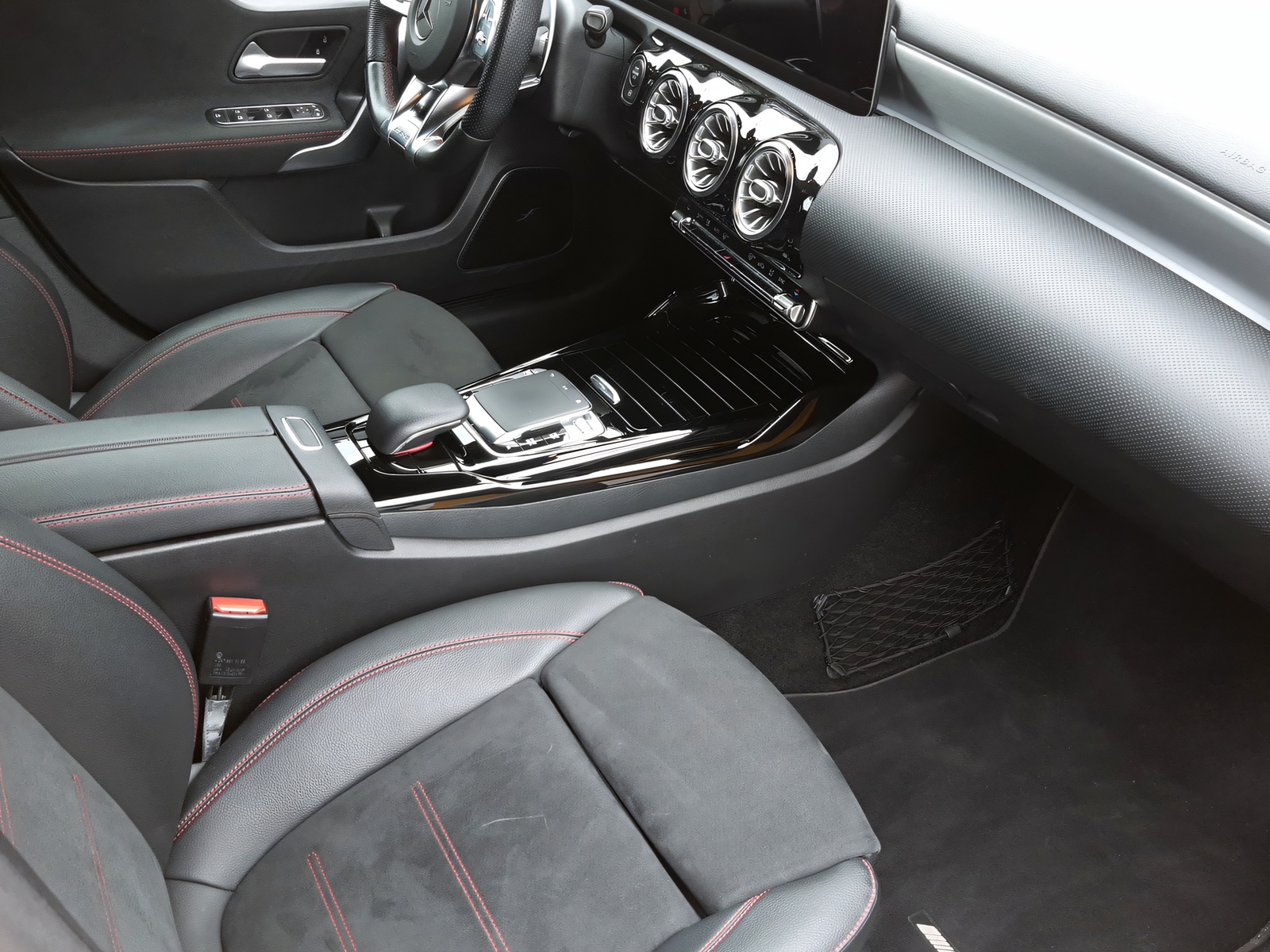 MERCEDES-BENZ A 35 4Matic-image-12